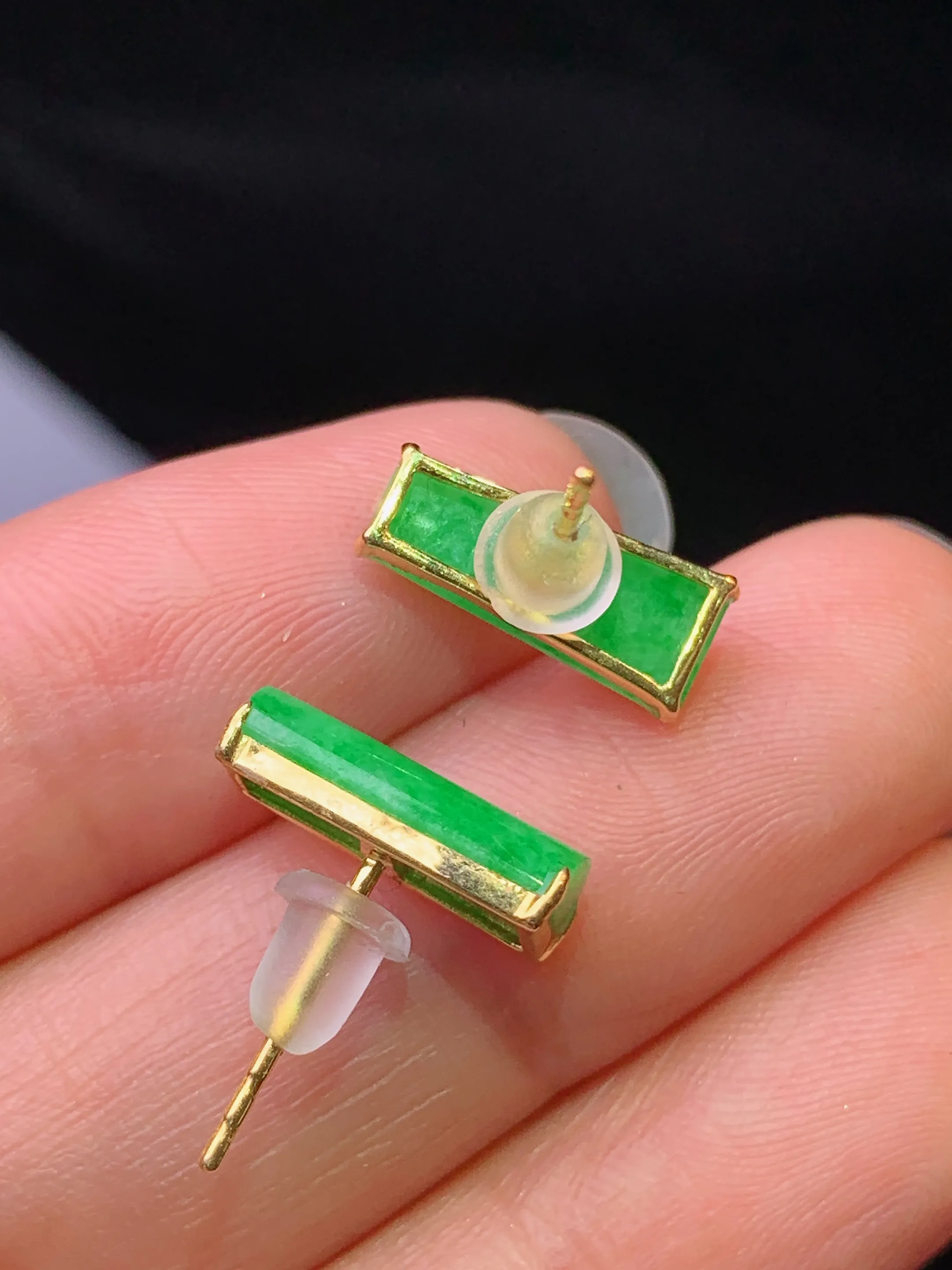 18k金镶嵌翠绿玉柱耳钉 玉质细腻 色泽艳丽清新 裸石尺寸12.6*5*2.5