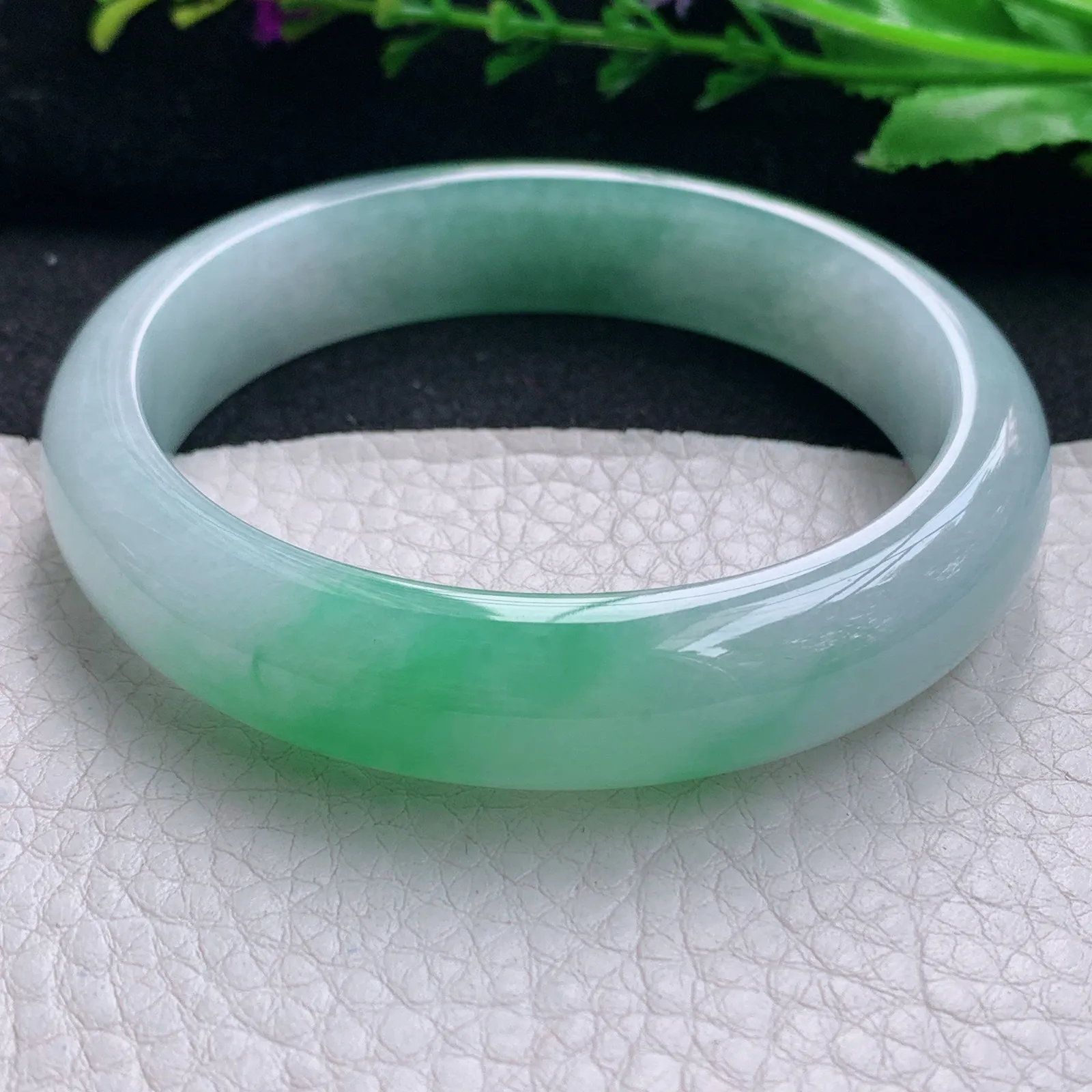 js实拍59.5*13.8*8平安镯 天然缅甸翡翠冰绿玉手镯 宽边玉手环