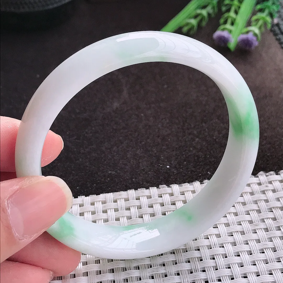 实拍A货翡翠60/14.3/7.3老坑秀气温润飘绿手镯宽边翡翠玉镯女款