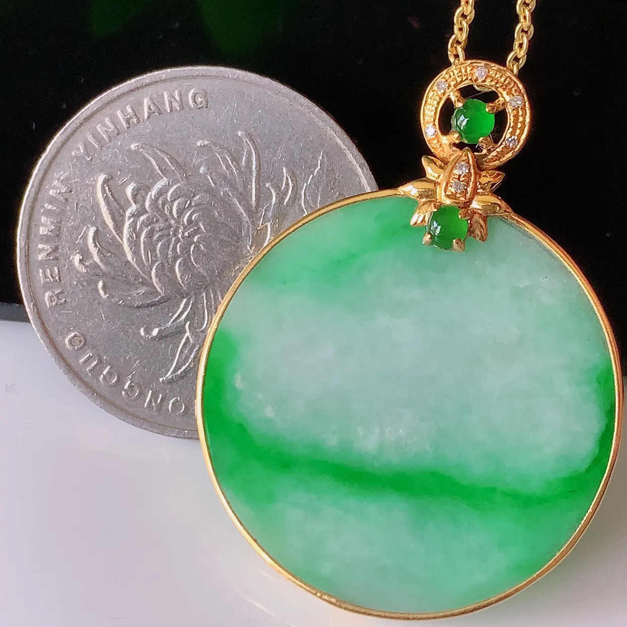 自然光实拍，18K金镶嵌水润飘绿翡翠平安无事牌吊坠，平平安安，无事牌翠色灵动，佩戴平安时尚！#00.13整体35.5*26.8*5裸石26*26