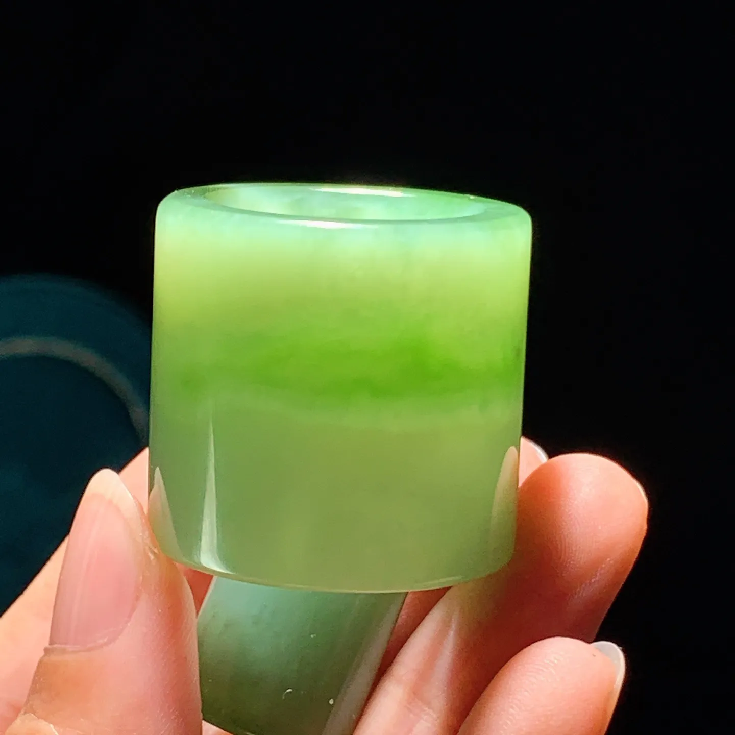 和田玉白飘阳绿俄罗斯碧玉扳指 内径21.5尺寸30/4重54.5克 玉质细腻油润 底色纯净 脂粉好，品质好。lt260114