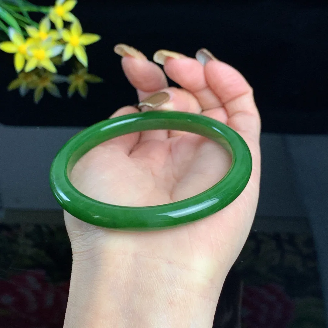 和田玉61圈口阳绿色碧玉手镯！玉质细腻油润 底色纯净 无裂无黑无棉 脂粉好，品质高