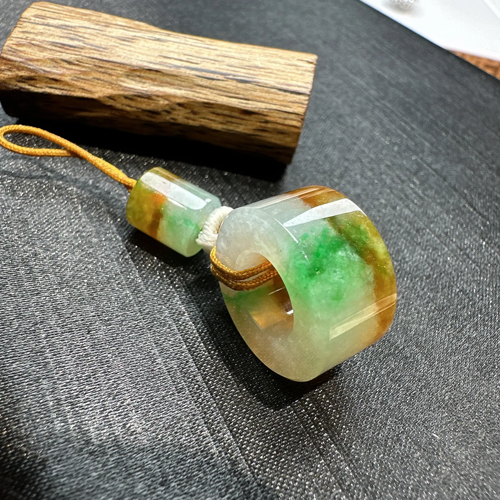 【冰雕种三彩路路通】冰润细腻，起明显的胶感，质地很不错。颜色艳丽，顶珠尺寸8.7*7.9毫米