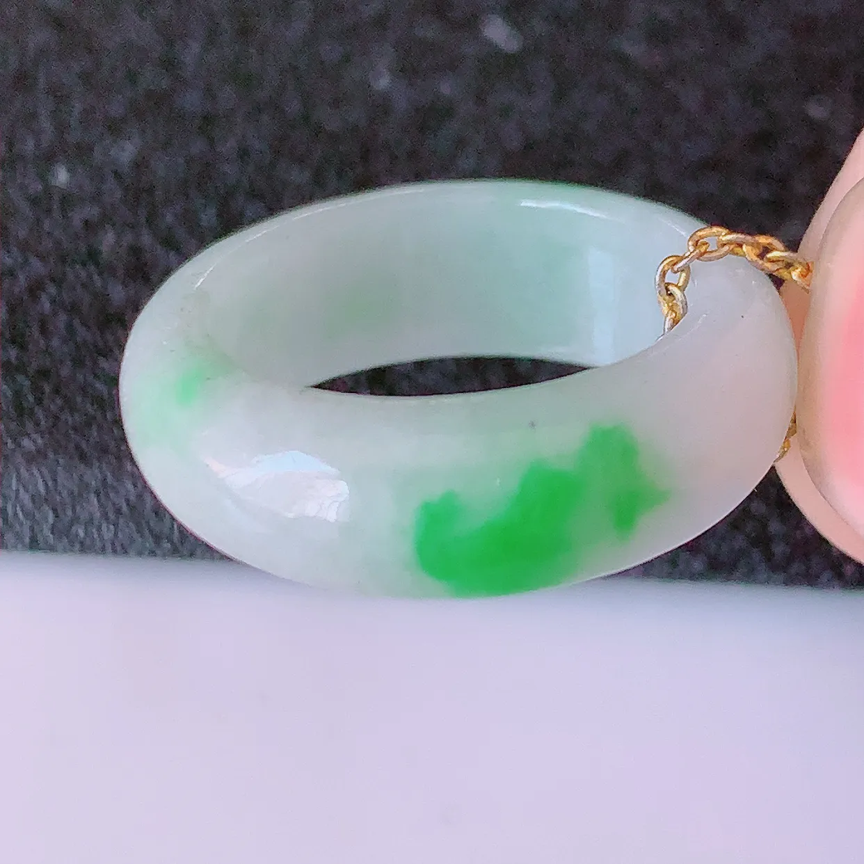 自然光实拍，16.2mm内径飘绿翡翠指环，玉戒指，玉质莹润，好精美好冰润的指环，12圈口，上手纤巧！#1.13尺寸16.2-6.6-3.6