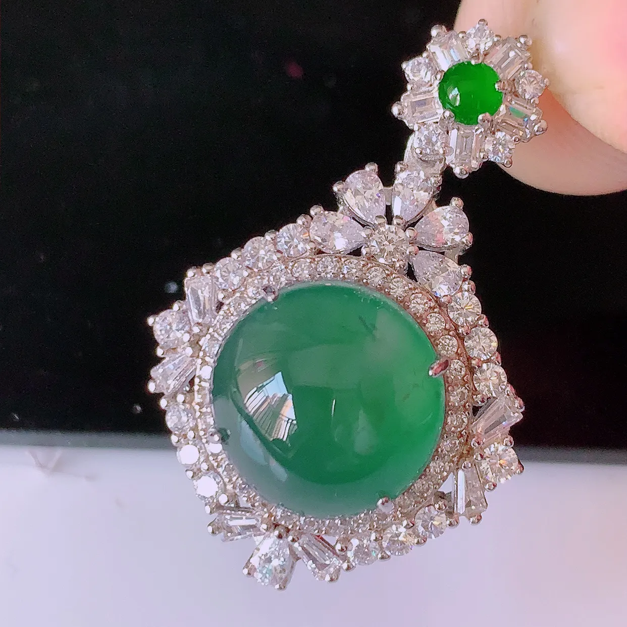 冰透满绿翡翠925银镶嵌吊坠，自然光实拍，翠色灵动，颜色漂亮，种老水足，品相佳，佩戴佳品！#97.1