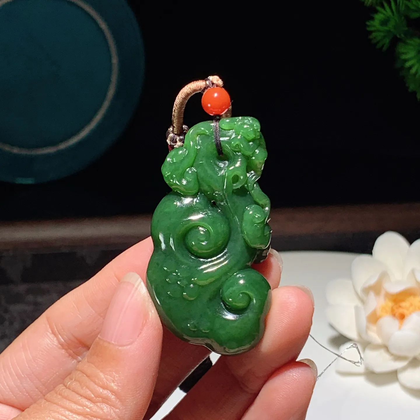 和田玉菠菜绿俄罗斯碧玉如意挂件 尺寸51/27/10重25.4克 玉质细腻油润 底色纯净 脂粉好，品质好。lt260115