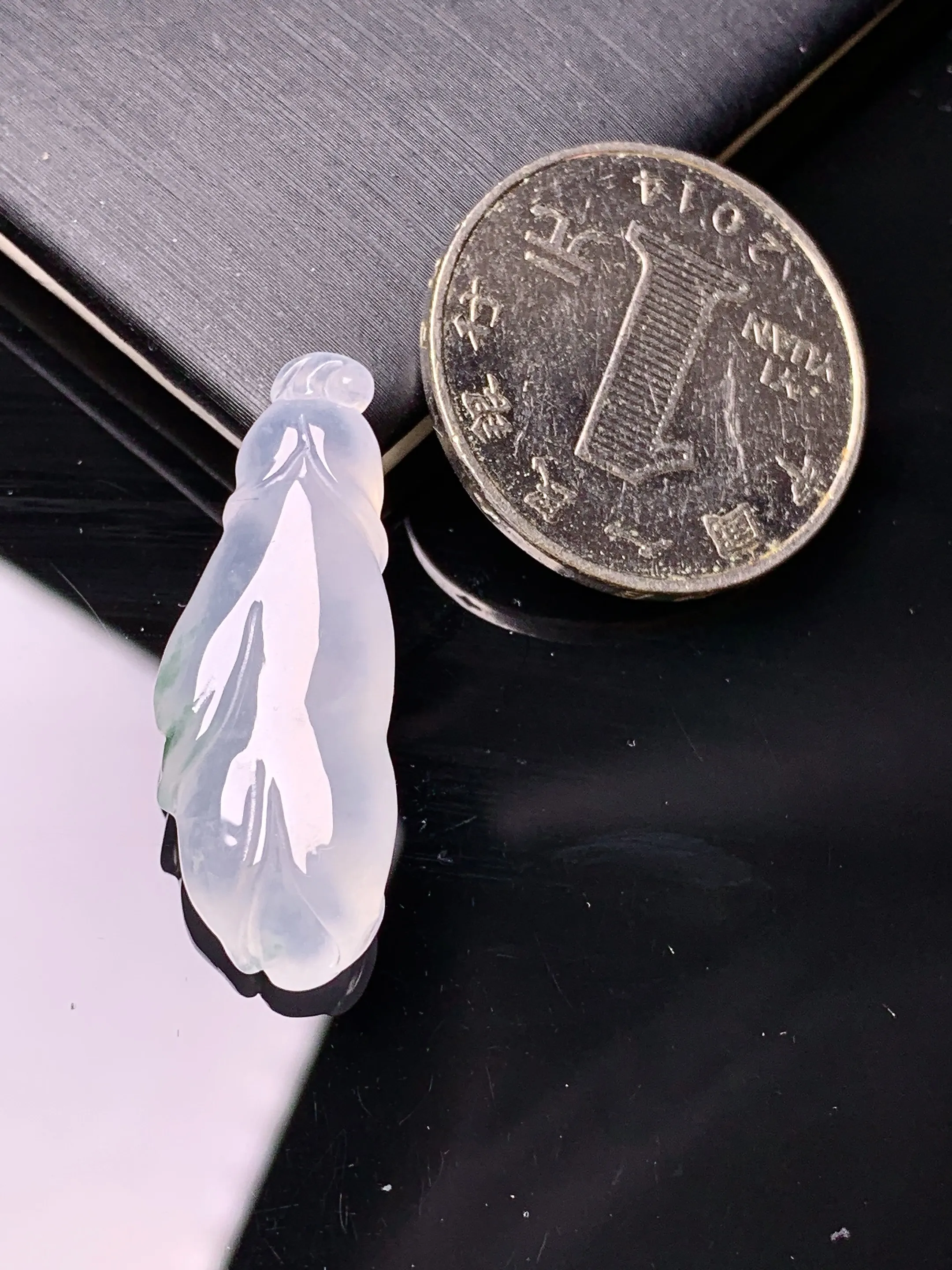 冰种花蕾吊坠 玉质细腻 色泽艳丽清新 整体尺寸31.5*11.6*6.5