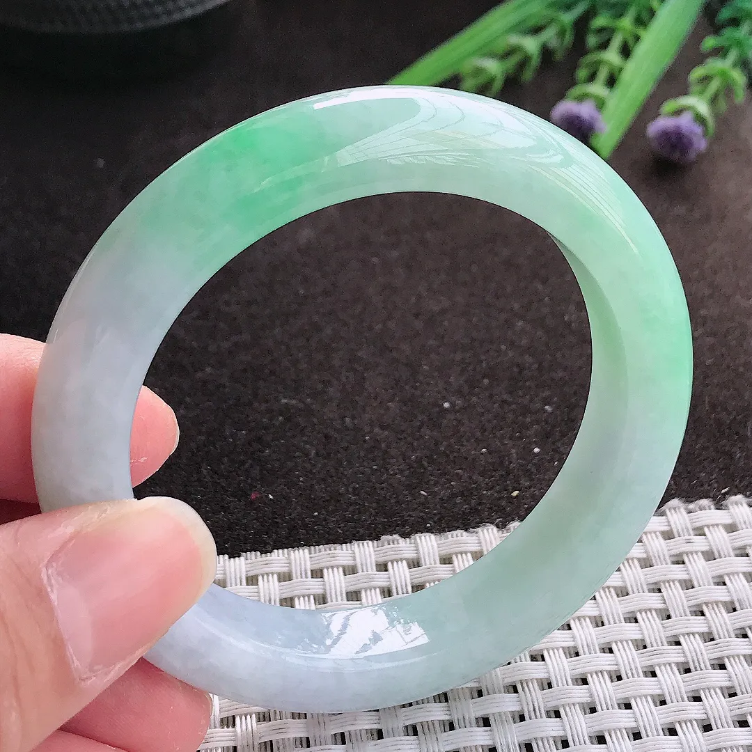 实拍A货翡翠53.5/12.1/9.2老坑秀气冰润飘绿手镯宽边翡翠玉镯女款