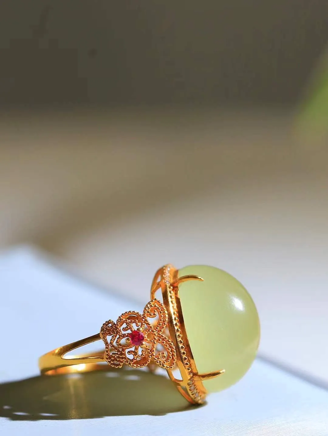 【金镶玉.戒指】

精品和田玉黄口18k金镶嵌戒指 玉质细腻温润 油性十足 ，不论时光如何流转变化，这枚戒指始终闪耀着最初的光芒。精工镶嵌18K金 （保真金 可检测贵金属18K金） 重5克 尺寸17.5-16-12mm 78171355A