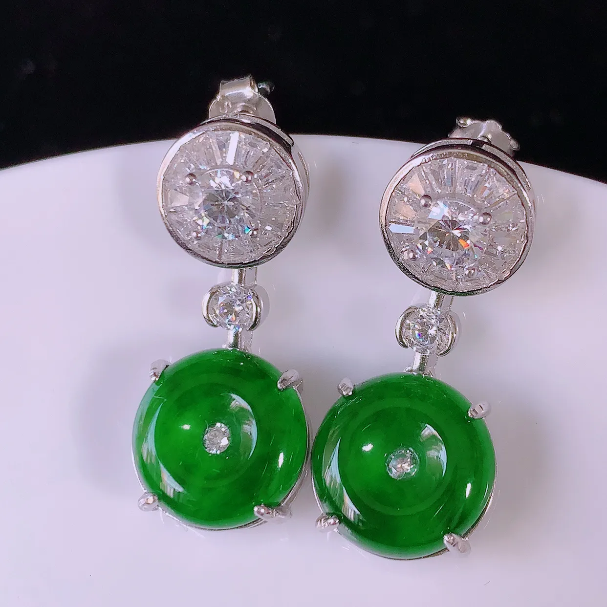 冰透满绿翡翠925银镶嵌平安扣耳坠，自然光实拍，翠色灵动，颜色漂亮，种老水足，品相佳，佩戴佳品！#97.13整体27.5-11.6*5.2裸石11.6-11.6