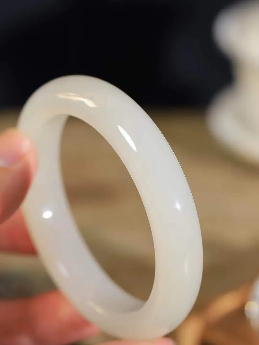 【花样年华·手镯】

精品和田玉白玉手镯，质地油润细腻，色泽高贵典雅，镯型古朴典雅。在诗情画意的雨巷相遇，你是我腕间的一抹风情，有你眸有深情，清风荡漾湖间静水，我愿俯身低眉，在烟波涟漪处，寻你深情倩影。内径57mm尺寸13-9.5mm 重63.5克fDA-78121500