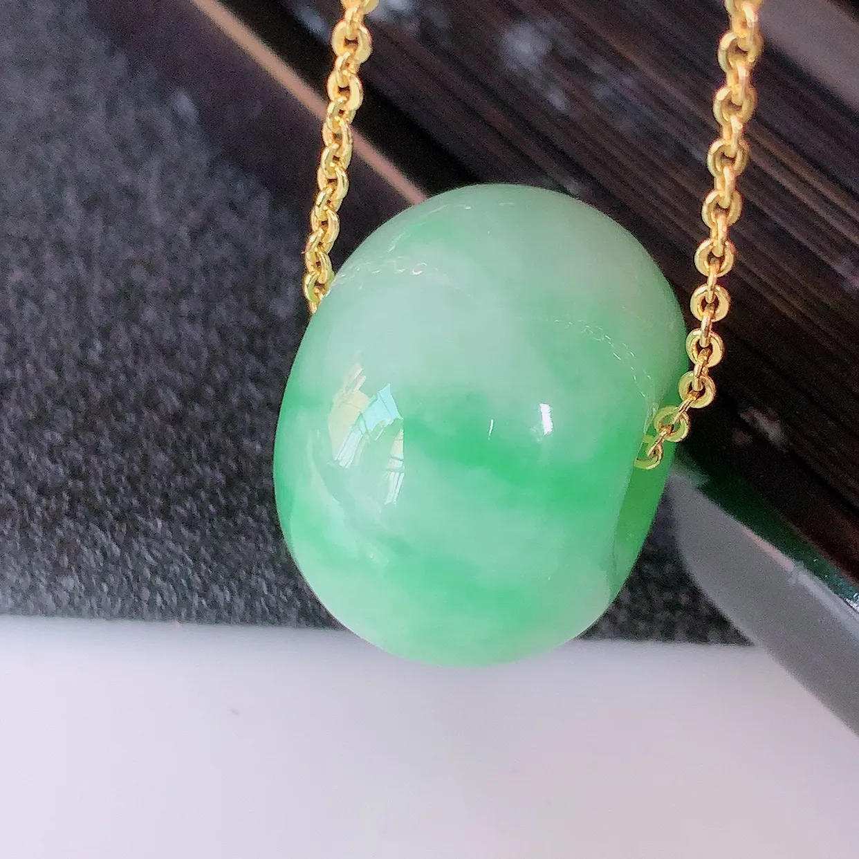 自然光实拍，冰润飘绿翡翠路路通吊坠，寓意好运连连，路路畅通，经典款式，财运滚滚，路路通，佩戴效果更好！配图银链子#05.13