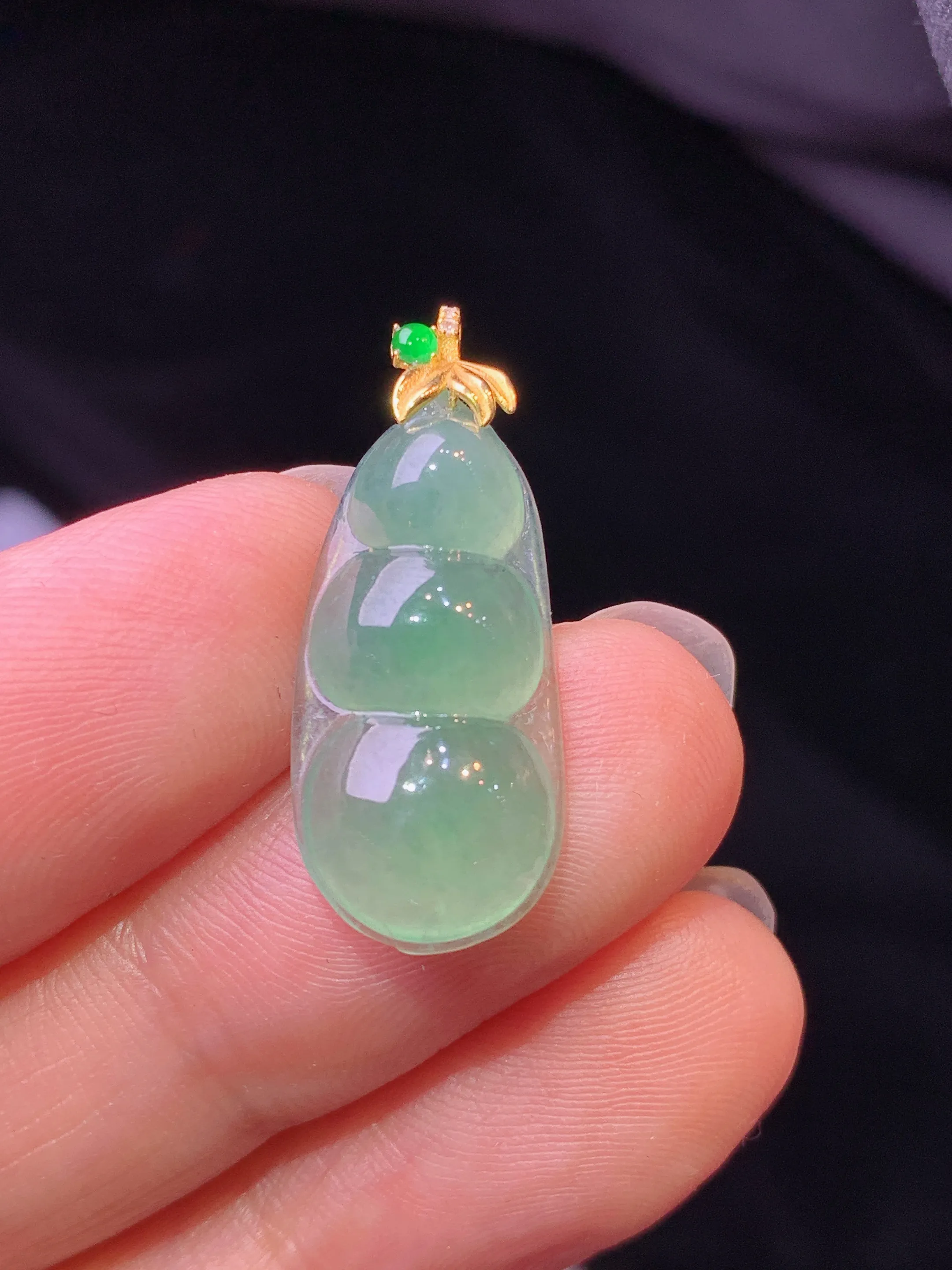 18k金镶嵌冰种四季豆吊坠 玉质细腻 色泽艳丽清新 整体尺寸25.3*10.2*4.8