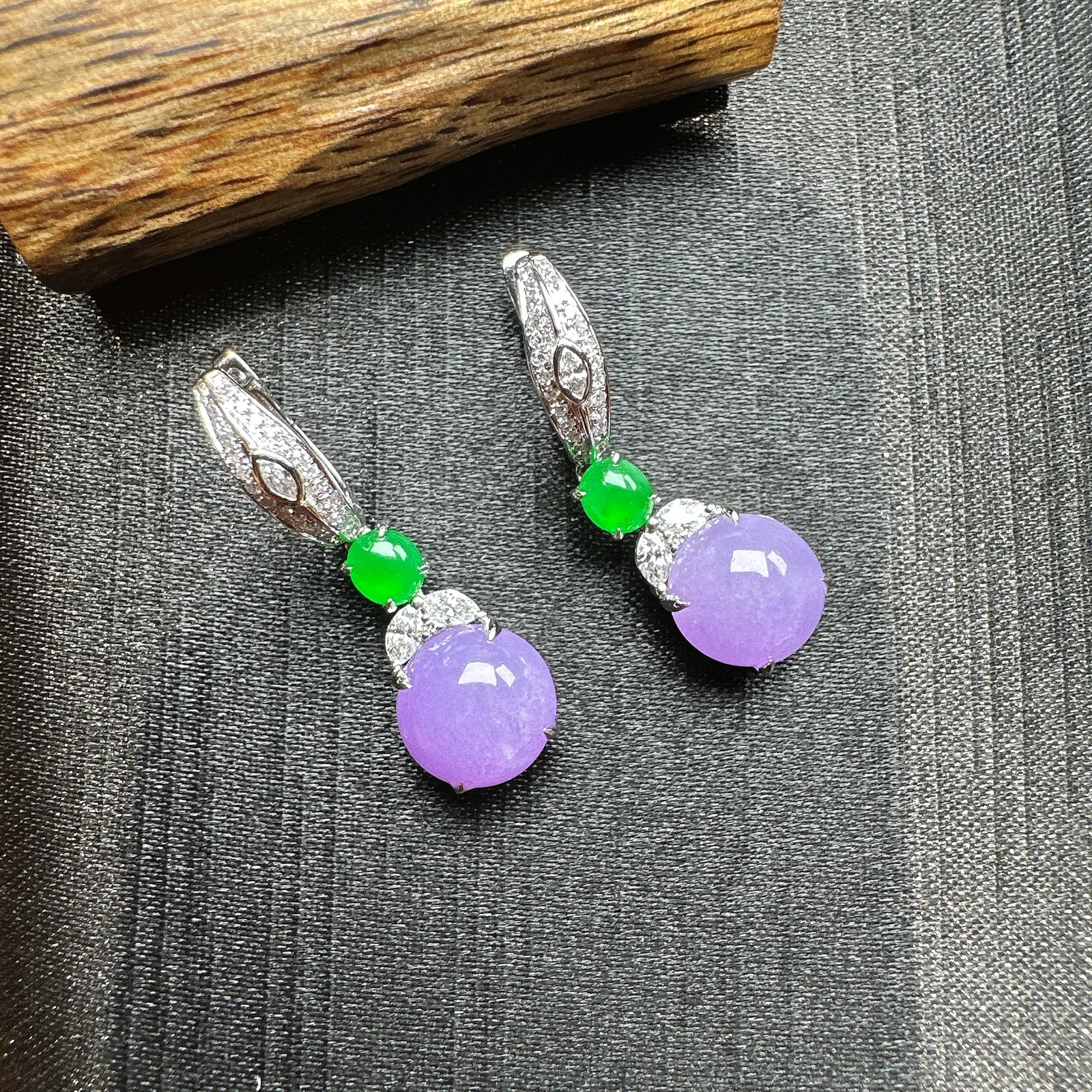 【冰种紫蛋面耳坠】质地细腻，色泽鲜亮，光泽度不错，18k金钻镶嵌，裸石尺寸8.8*8.6*3.8毫米