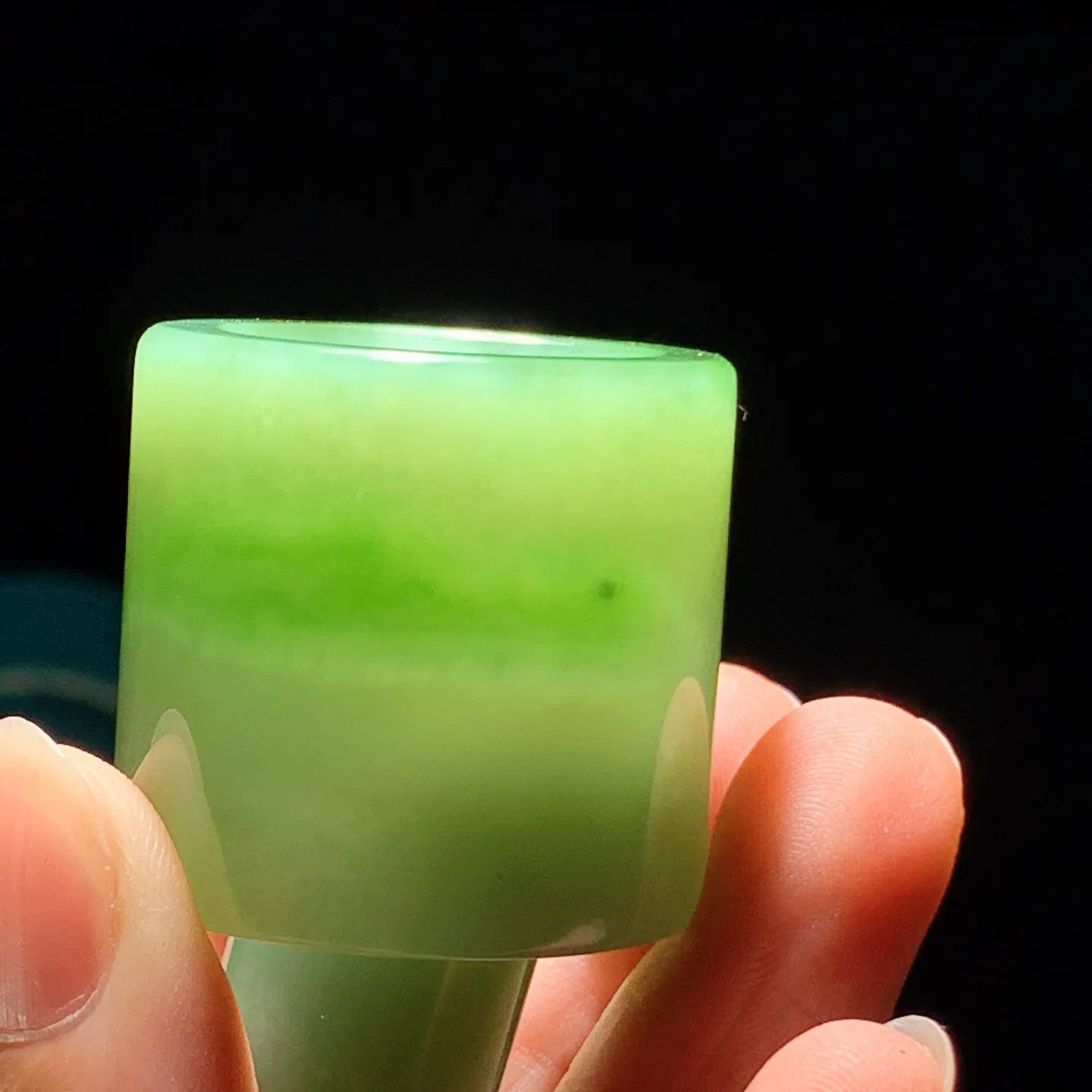 和田玉白飘阳绿俄罗斯碧玉扳指 内径21.5尺寸30/4重54.5克 玉质细腻油润 底色纯净 脂粉好，品质好。lt260114