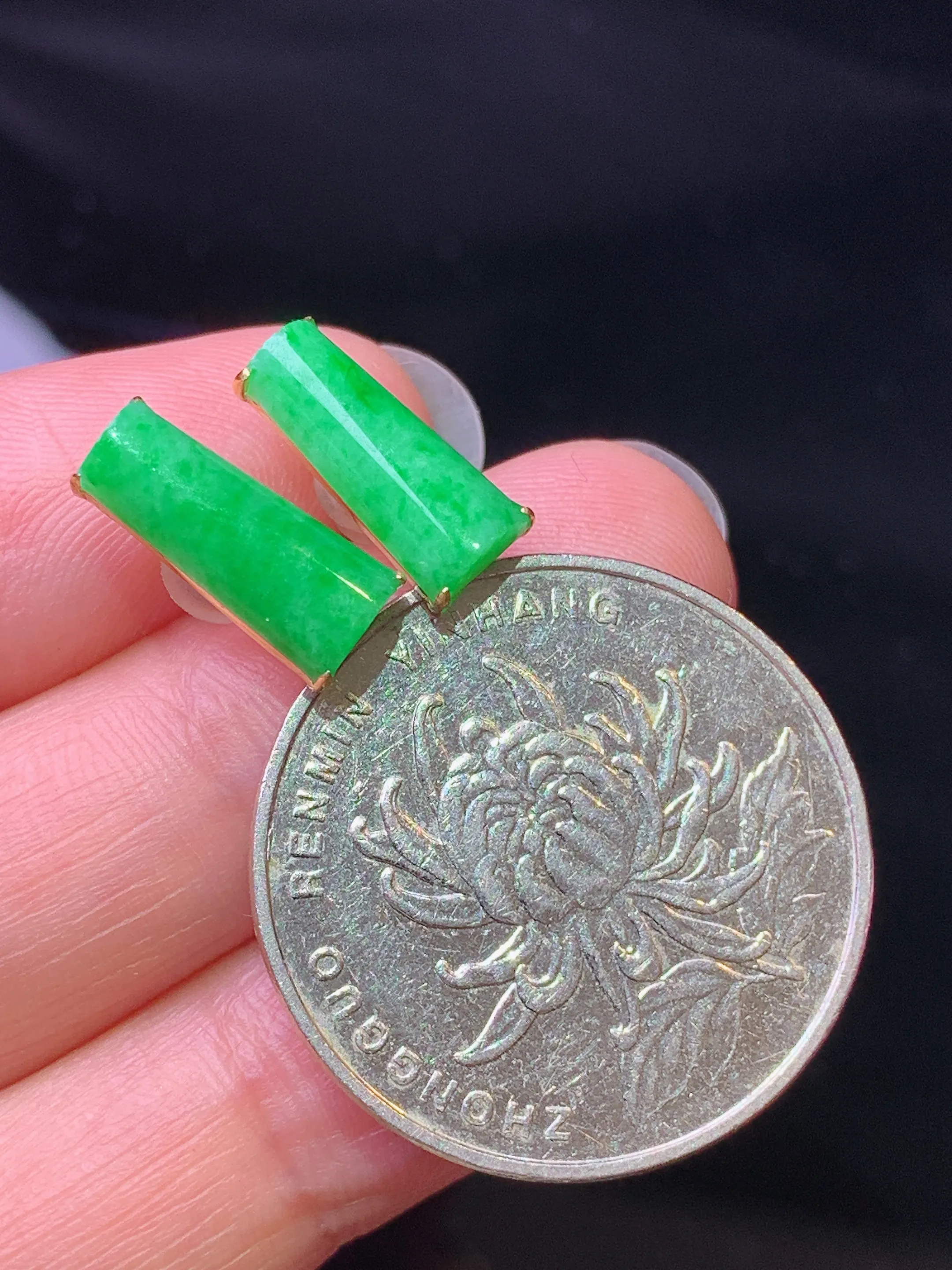 18k金镶嵌翠绿玉柱耳钉 玉质细腻 色泽艳丽清新 裸石尺寸12.6*5*2.5