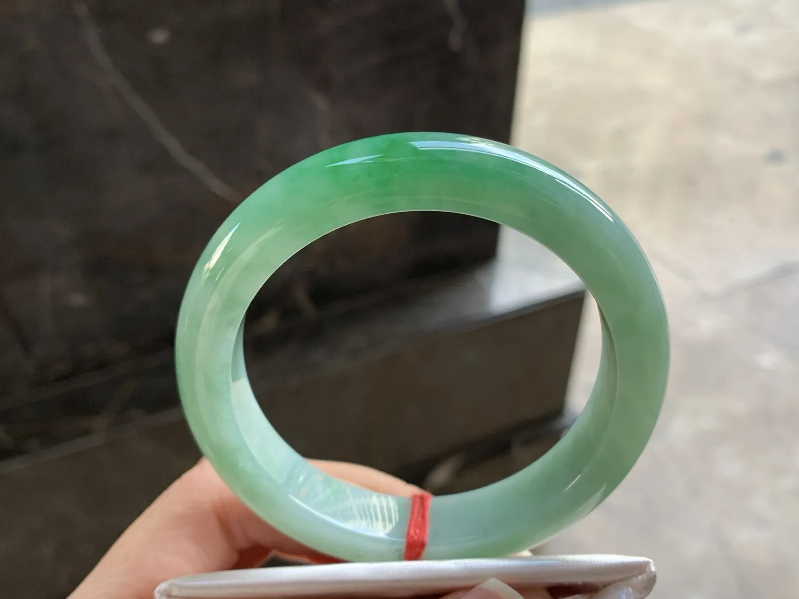 58-12.4-9.3

绿色手镯^_^鲜艳 玉质温润 底妆细腻