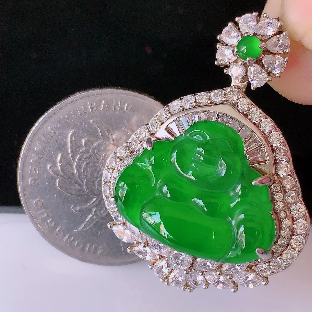 冰透满绿翡翠925银镶嵌佛公吊坠，自然光实拍，翠色灵动，颜色漂亮，种老水足，品相佳，佩戴佳品！#97.13整体33.8*26.8*12.8/裸石20*15.5