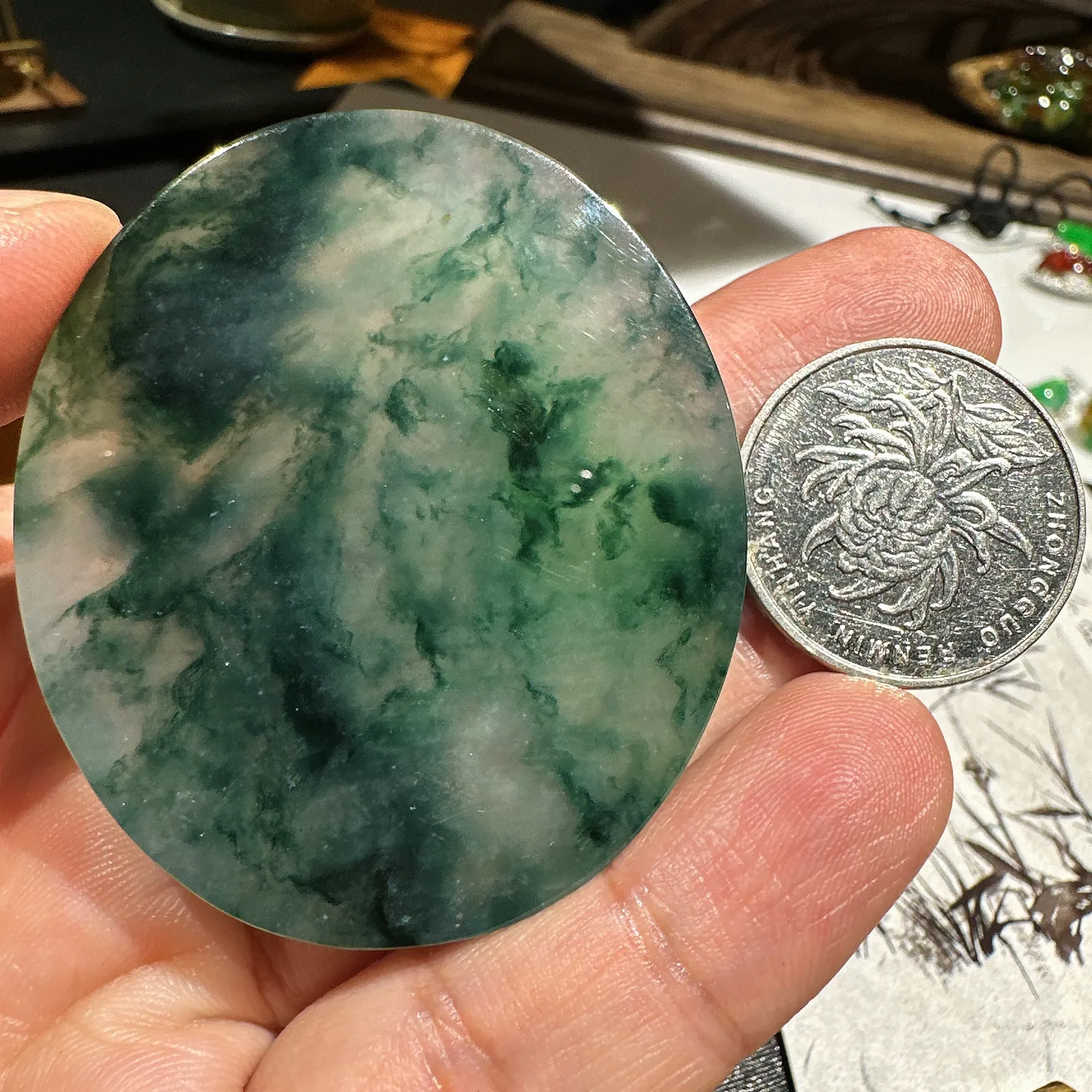 【冰种飘花椭圆无事牌】质地细腻，冰度很足，种老适合佩戴，意境感很强