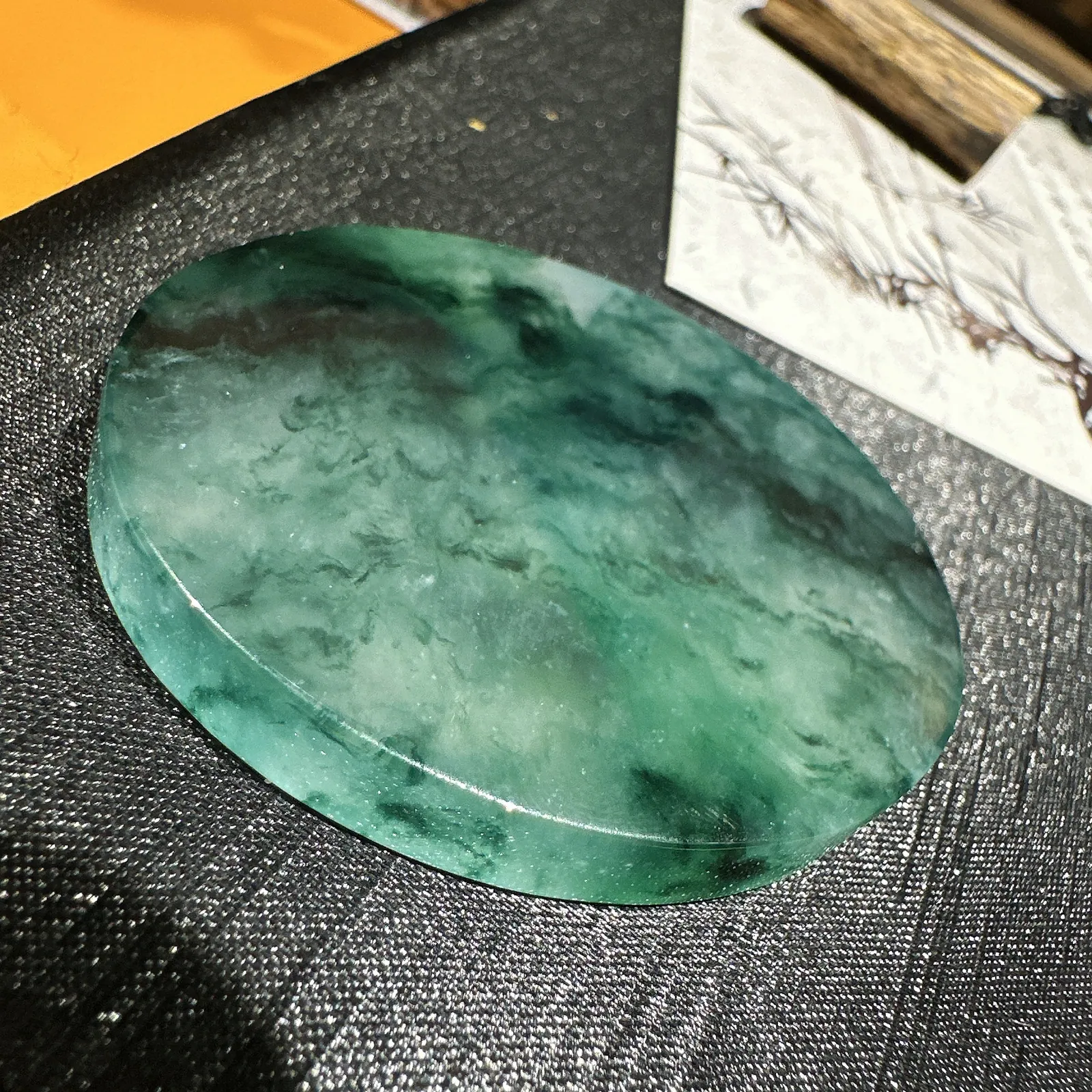 【冰种飘花椭圆无事牌】质地细腻，冰度很足，种老适合佩戴，意境感很强