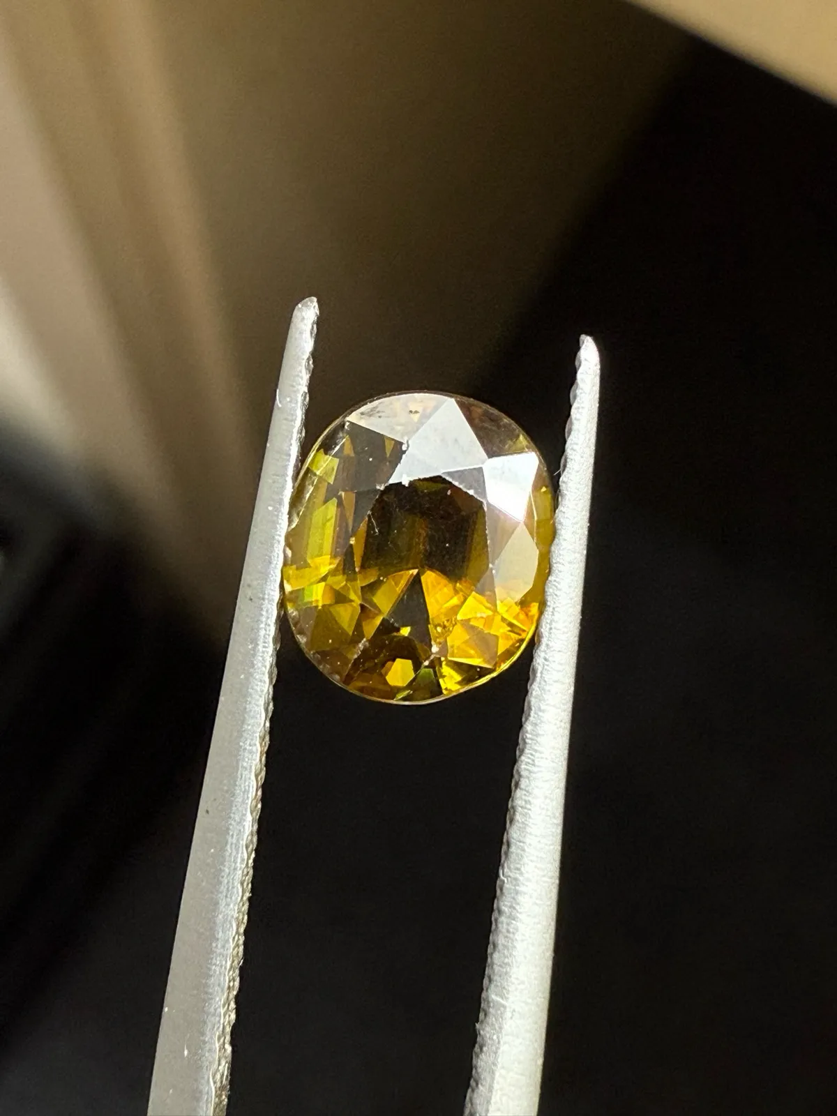 1.97克拉天然榍石戒面裸石，颜色超美，火彩超好，尺寸：7.7*6.6*5.2mm