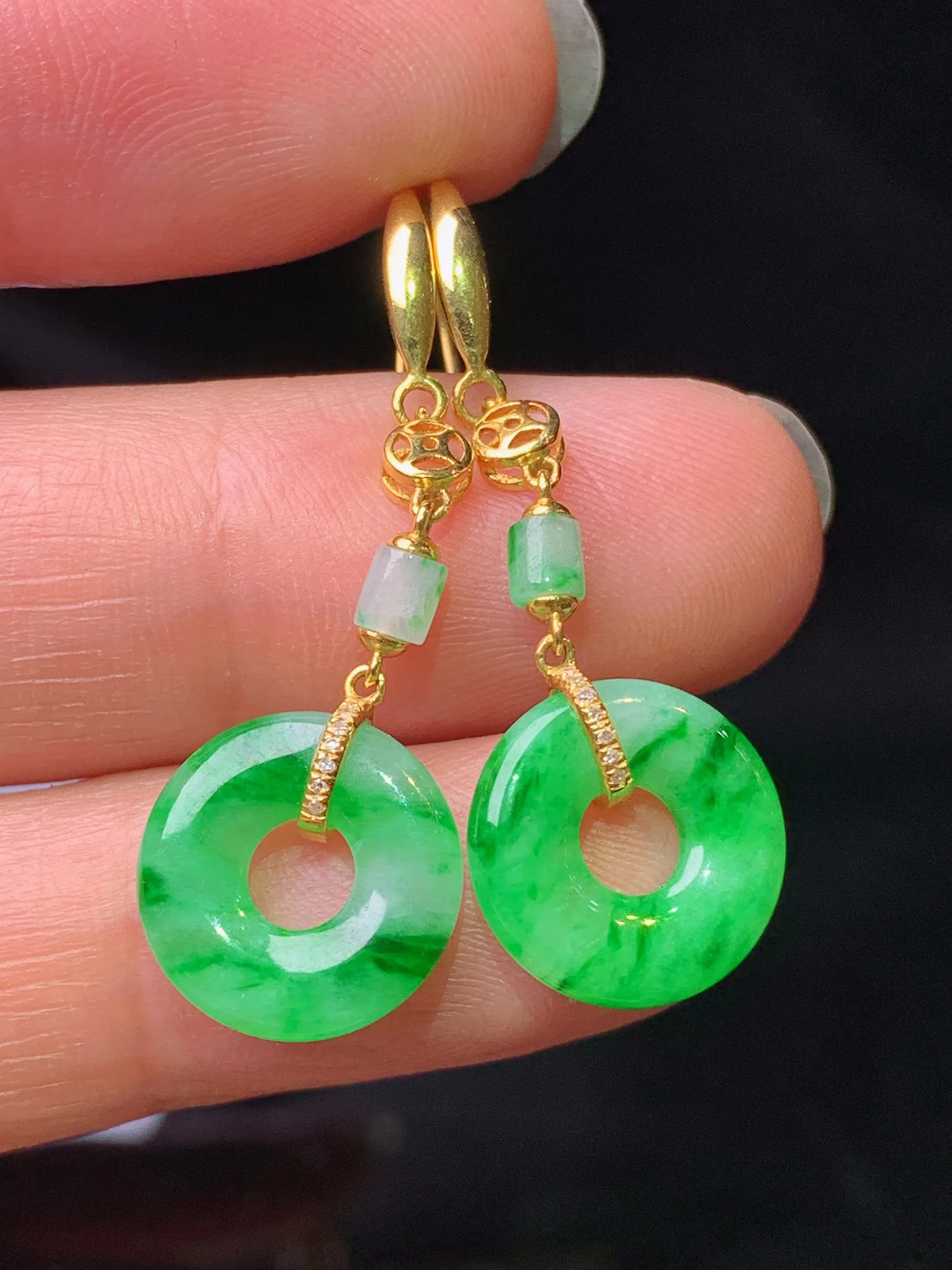 18k金钻镶嵌翠绿平安环耳坠 玉质细腻 色泽艳丽清新 整体尺寸33.8*12*2.8