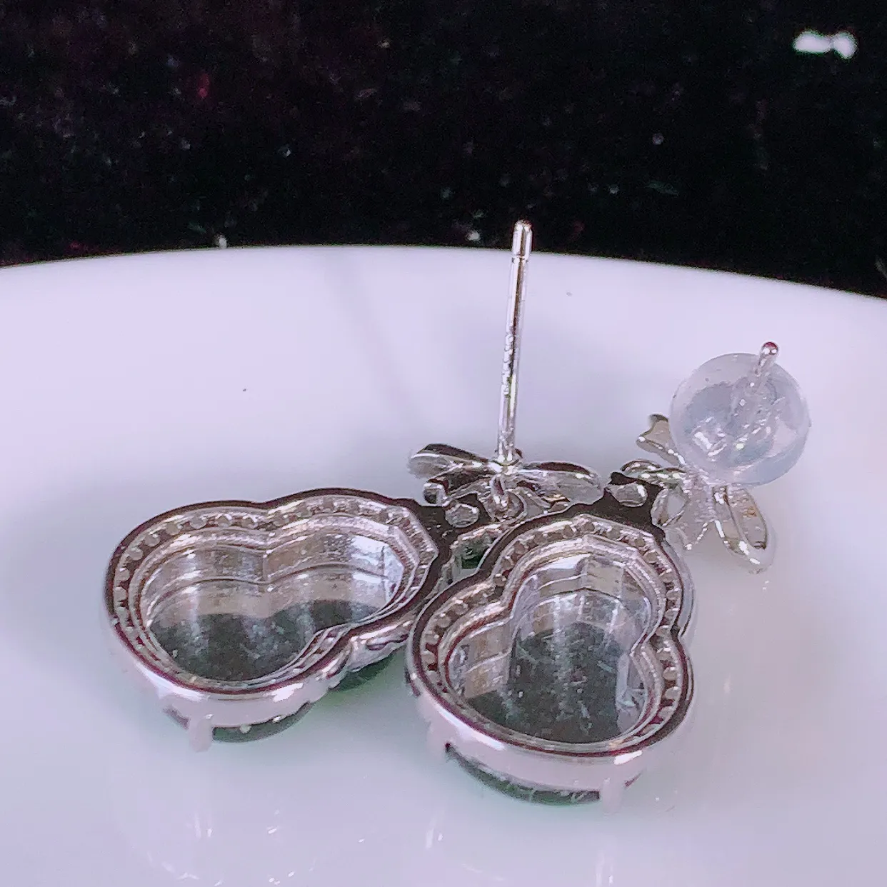 冰透满绿翡翠925银镶嵌葫芦耳坠，自然光实拍，翠色灵动，颜色漂亮，种老水足，品相佳，佩戴佳品！#97.1整体22.5*11.5*5.6裸石12-8.5