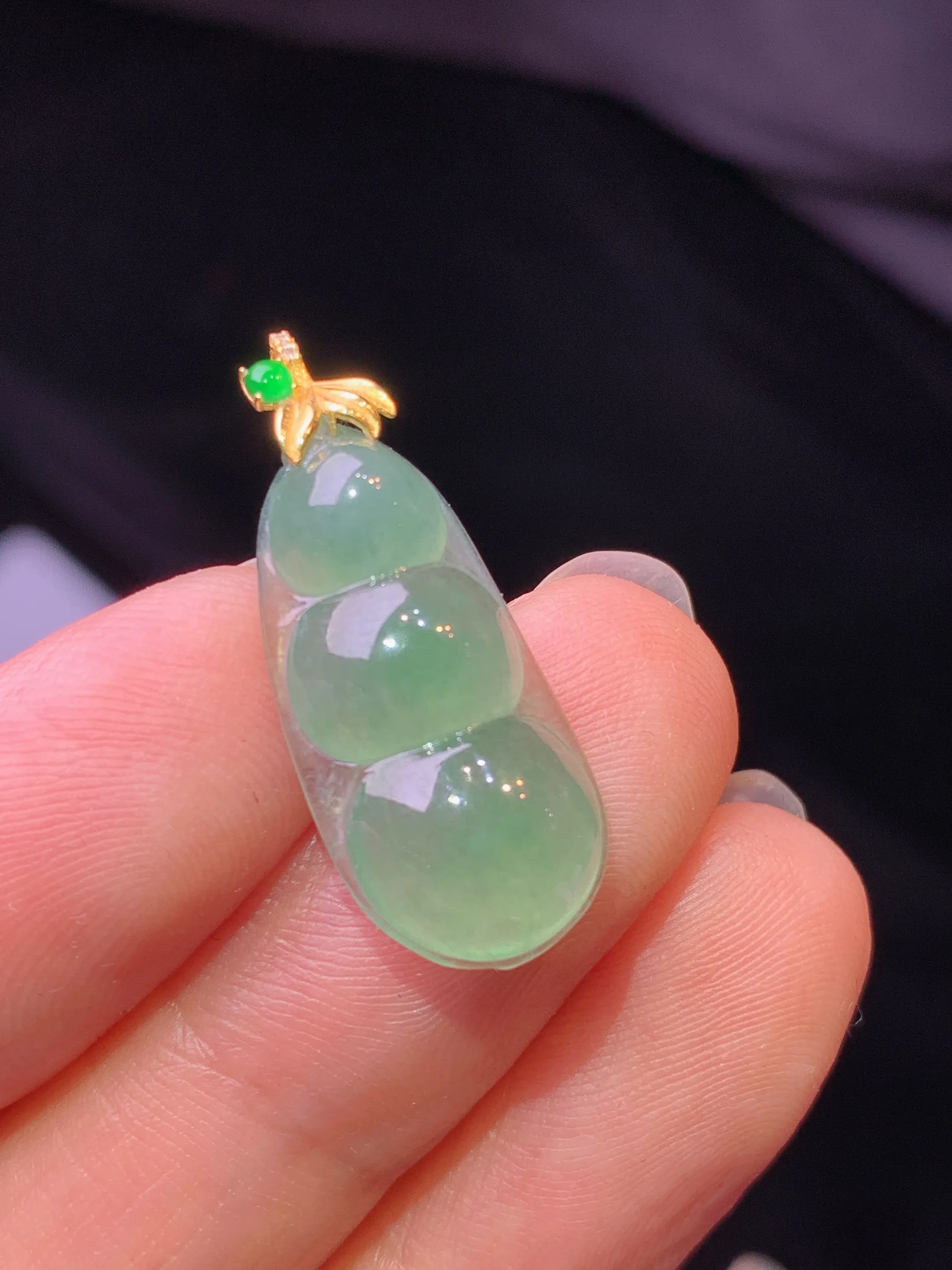 18k金镶嵌冰种四季豆吊坠 玉质细腻 色泽艳丽清新 整体尺寸25.3*10.2*4.8