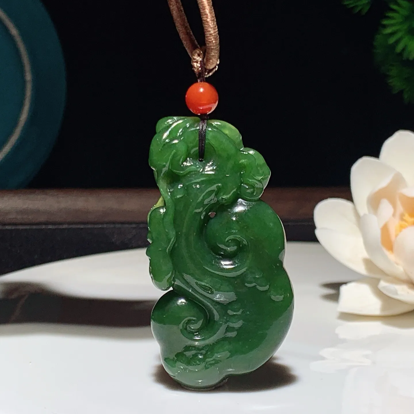和田玉菠菜绿俄罗斯碧玉如意挂件 尺寸51/27/10重25.4克 玉质细腻油润 底色纯净 脂粉好，品质好。lt260115