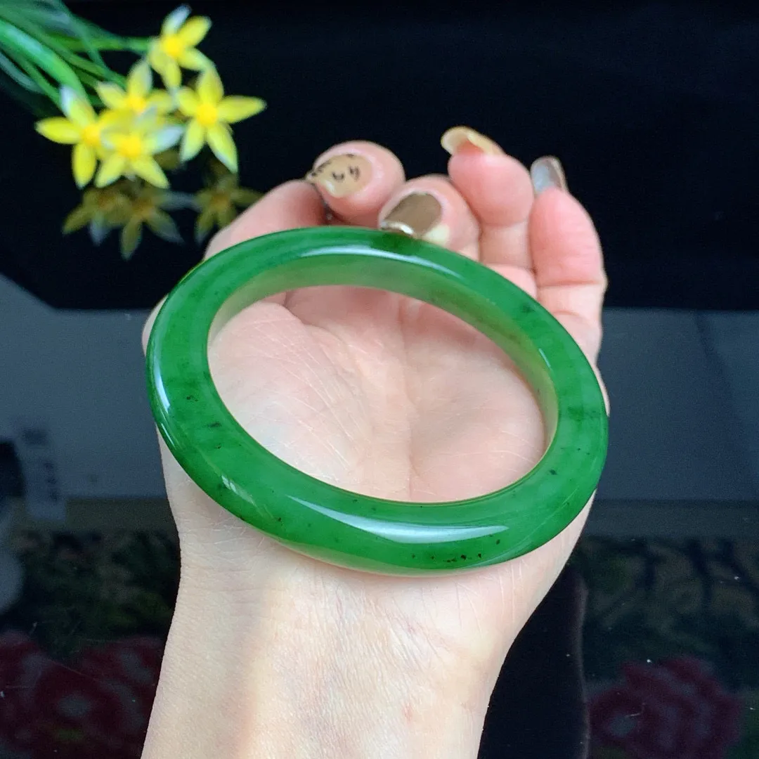 和田玉60圈口阳绿色碧玉手镯！玉质细腻油润 底色纯净 无裂无棉 脂粉好，品质高