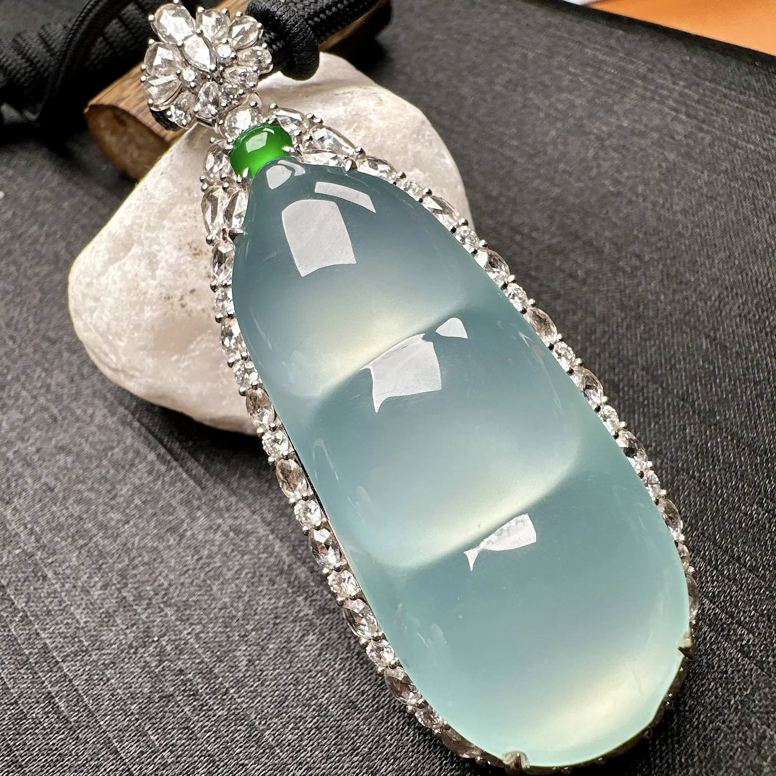 【冰种巨无霸福豆吊坠】天空蓝老料，起钢光，种地上乘，冰感十足，通透起光，饱满圆润，收藏品质，18k金