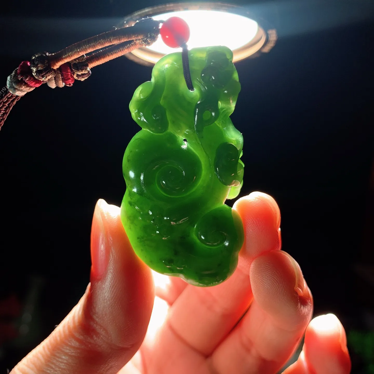 和田玉菠菜绿俄罗斯碧玉如意挂件 尺寸51/27/10重25.4克 玉质细腻油润 底色纯净 脂粉好，品质好。lt260115