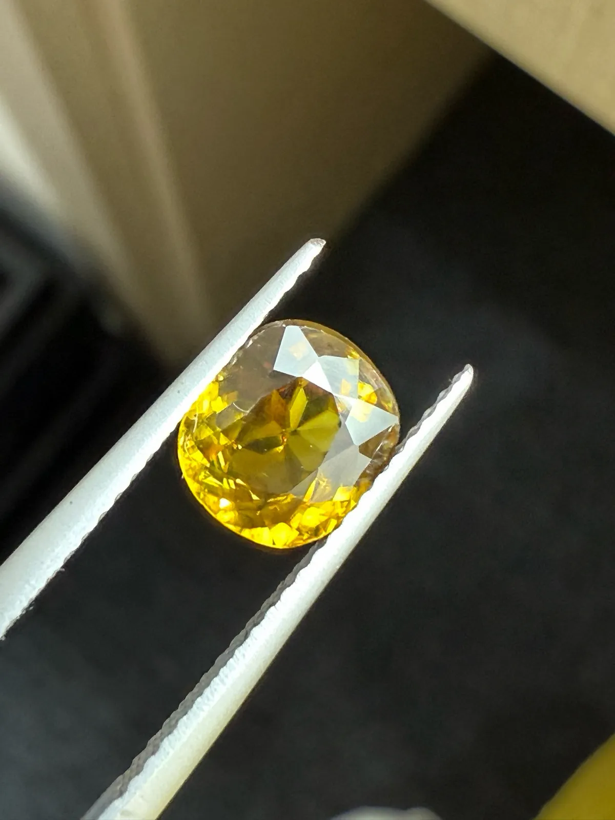 1.905克拉天然榍石戒面裸石，颜色超美，火彩超好，尺寸：7.8*7.1*4.3mm