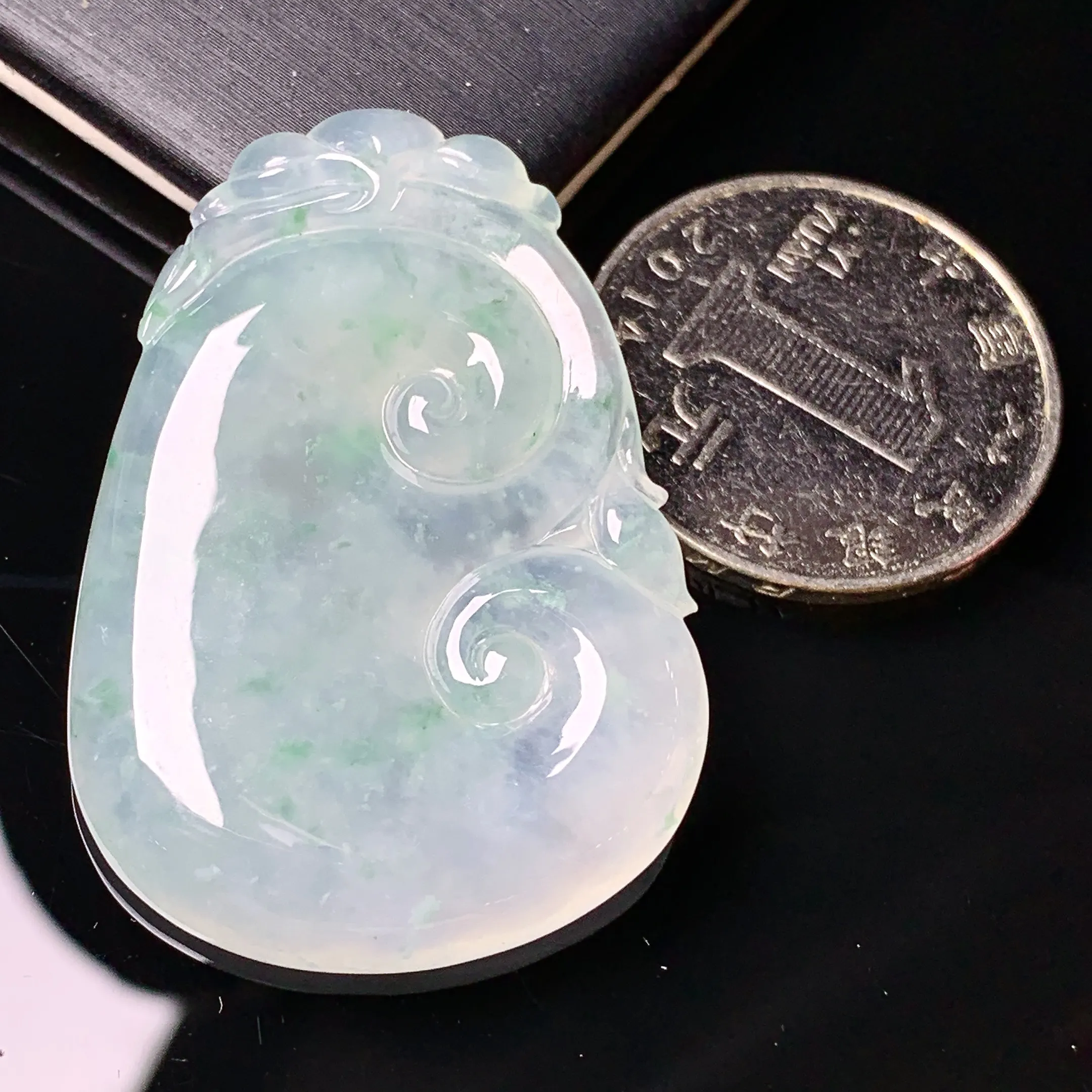 冰种飘花如意吊坠 玉质细腻 色泽艳丽清新 整体尺寸41.7*29*5.6