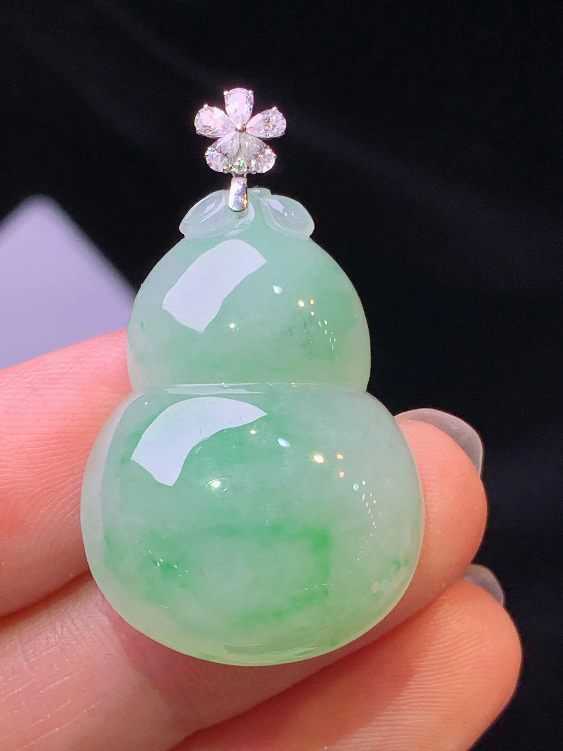 18k金莫桑钻镶嵌飘绿葫芦吊坠 玉质细腻 色泽艳丽清新 整体尺寸36.5*21.2*8