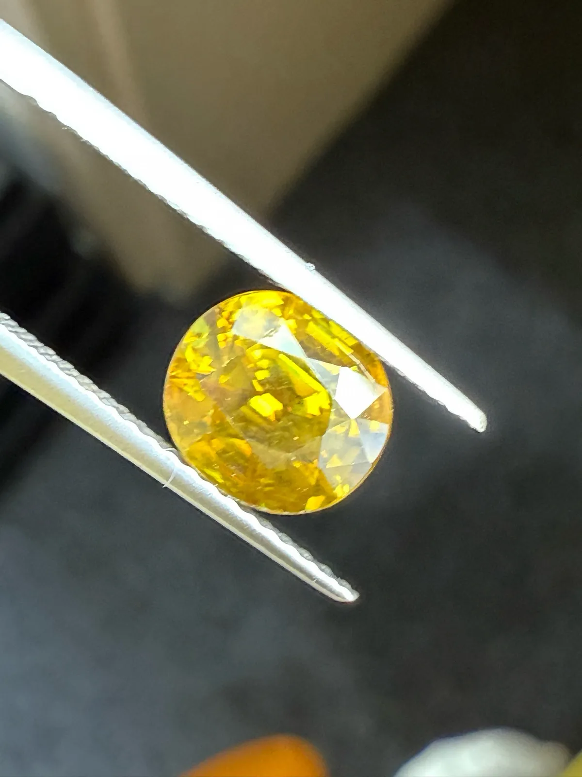 1.98克拉天然榍石戒面裸石，颜色超美，火彩超好，尺寸：7.8*7*5mm