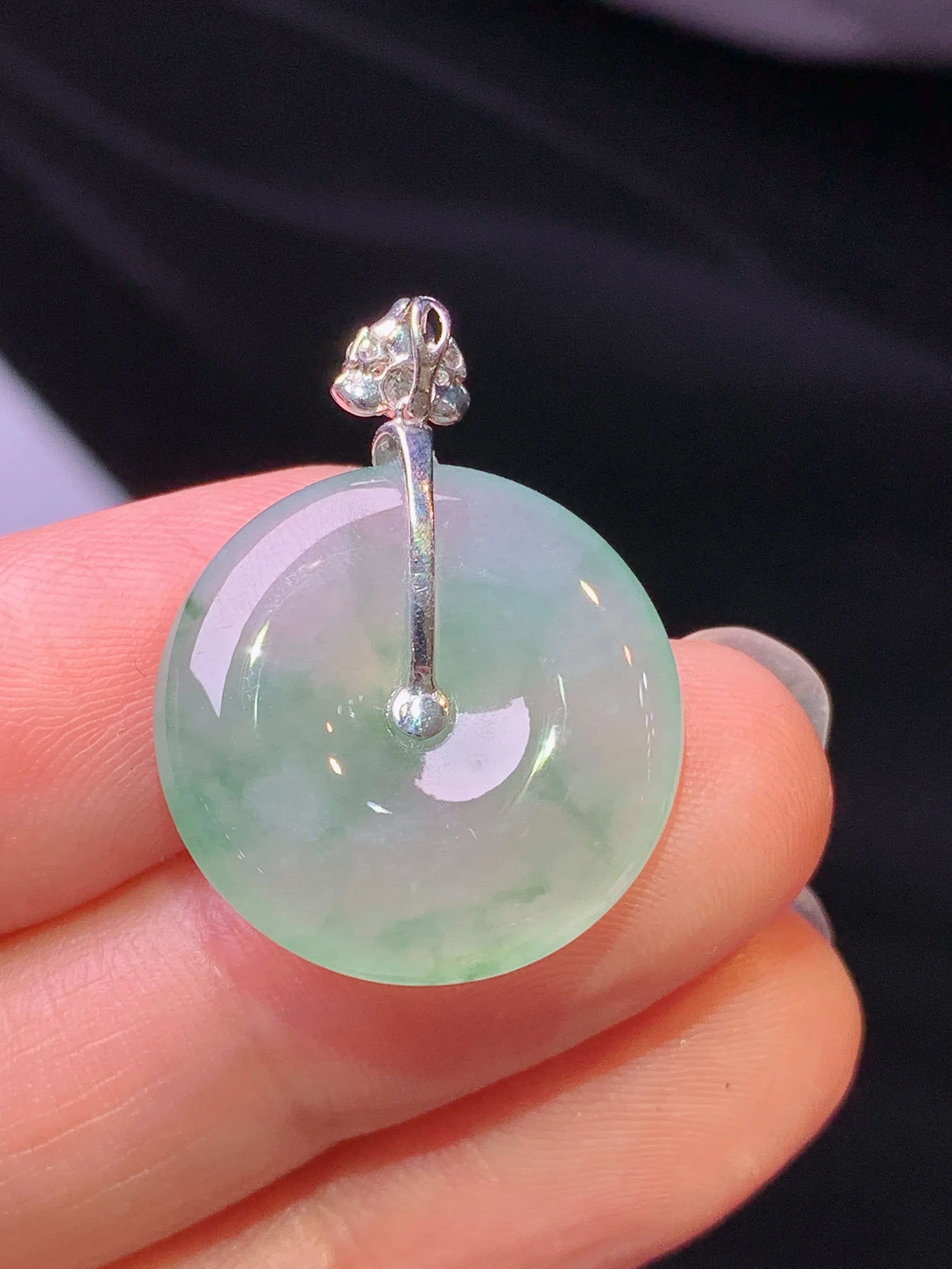 18k金镶嵌冰种平安扣吊坠 玉质细腻 色泽艳丽清新 整体尺寸25.5*19.5*4.7