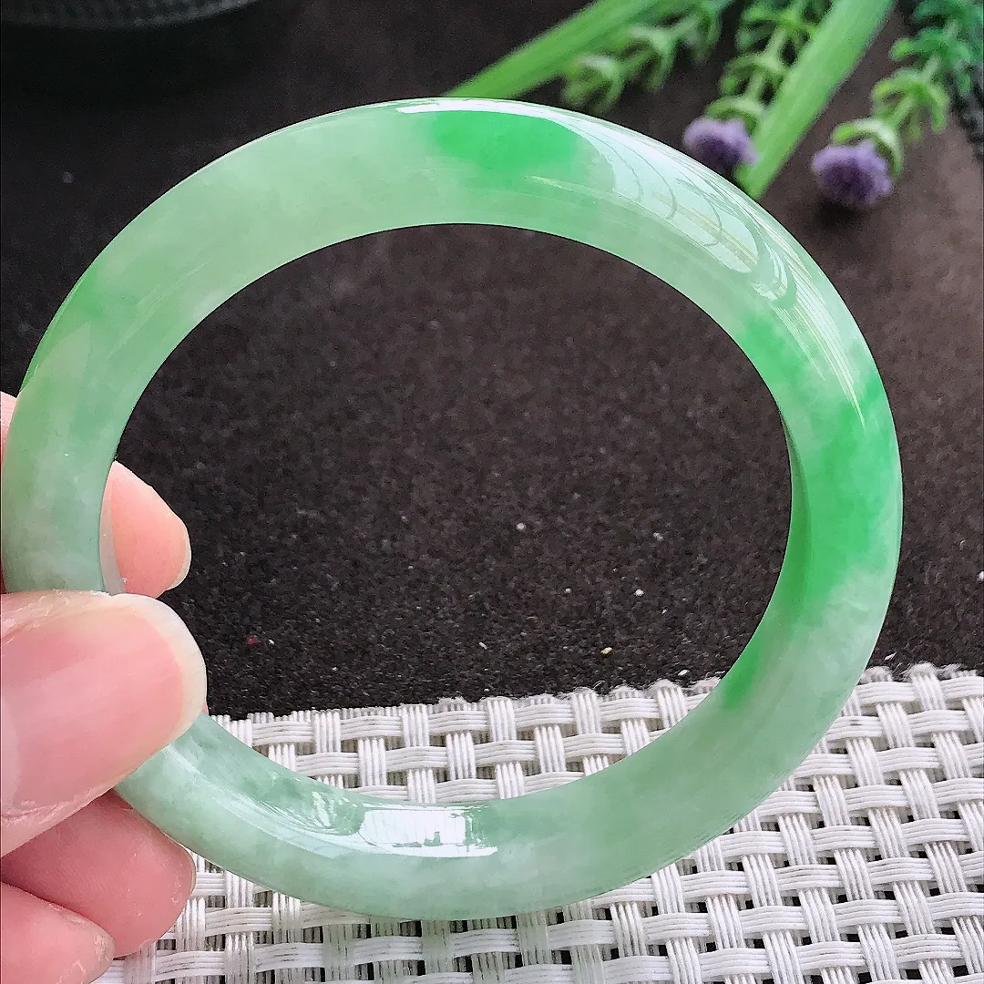 实拍A货翡翠54.8/10.1/8.1老坑冰胶水灵飘阳绿手镯宽边翡翠玉镯女款