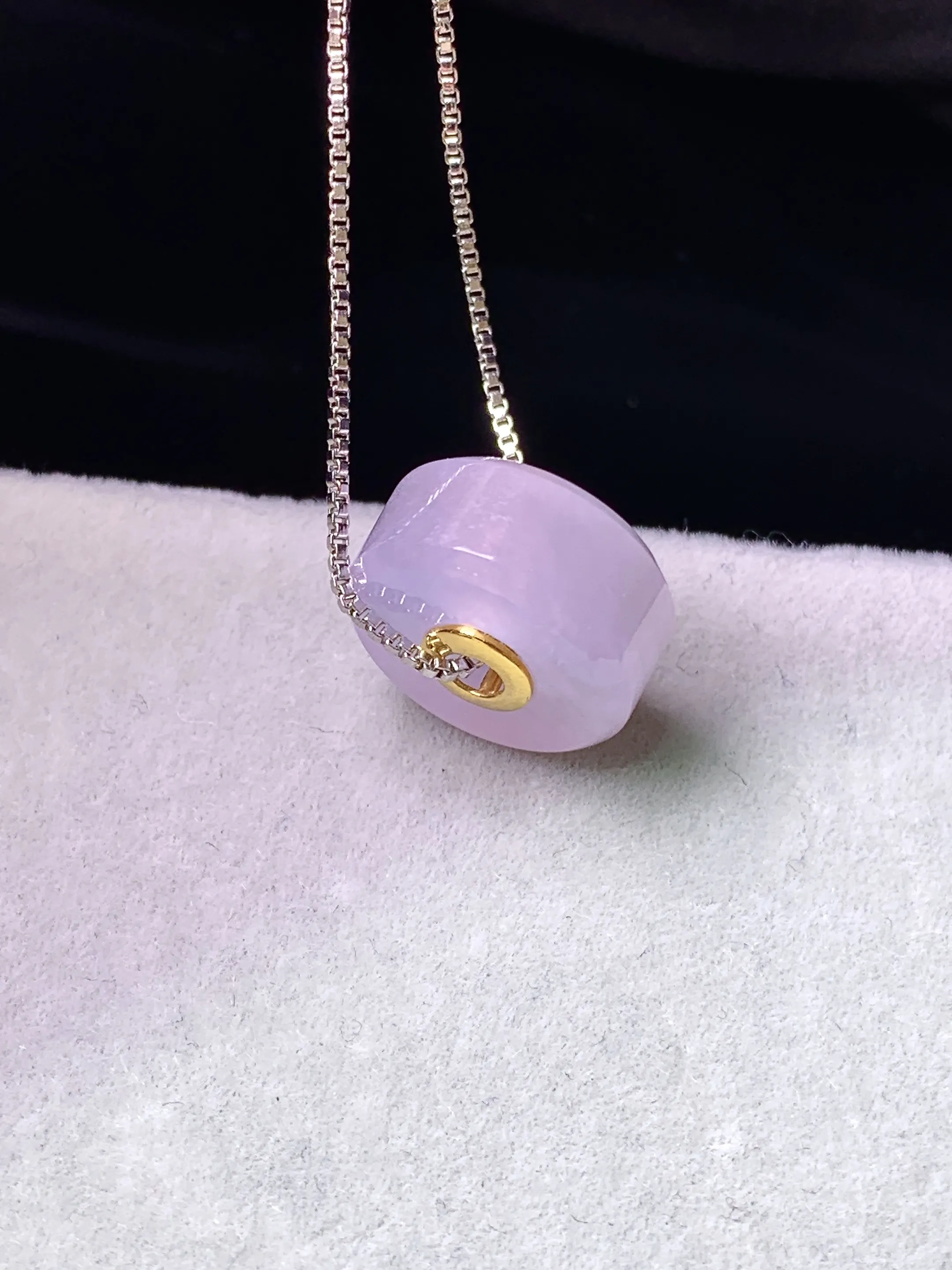 18k金镶嵌淡紫罗兰路路通吊坠 玉质细腻 色泽艳丽清新 整体尺寸13.8*6.5