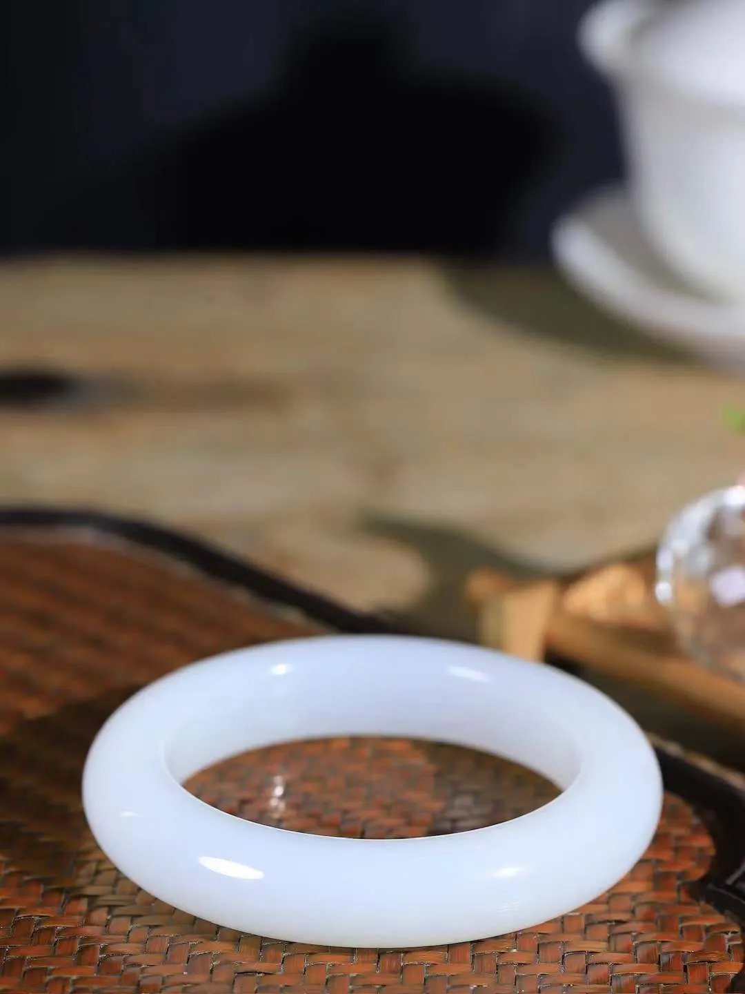 【腕间柔情.手镯】   

精品️和田玉白玉手镯 玉质温润细腻 油性十足 古朴秀雅 轻抚岁月的栏杆