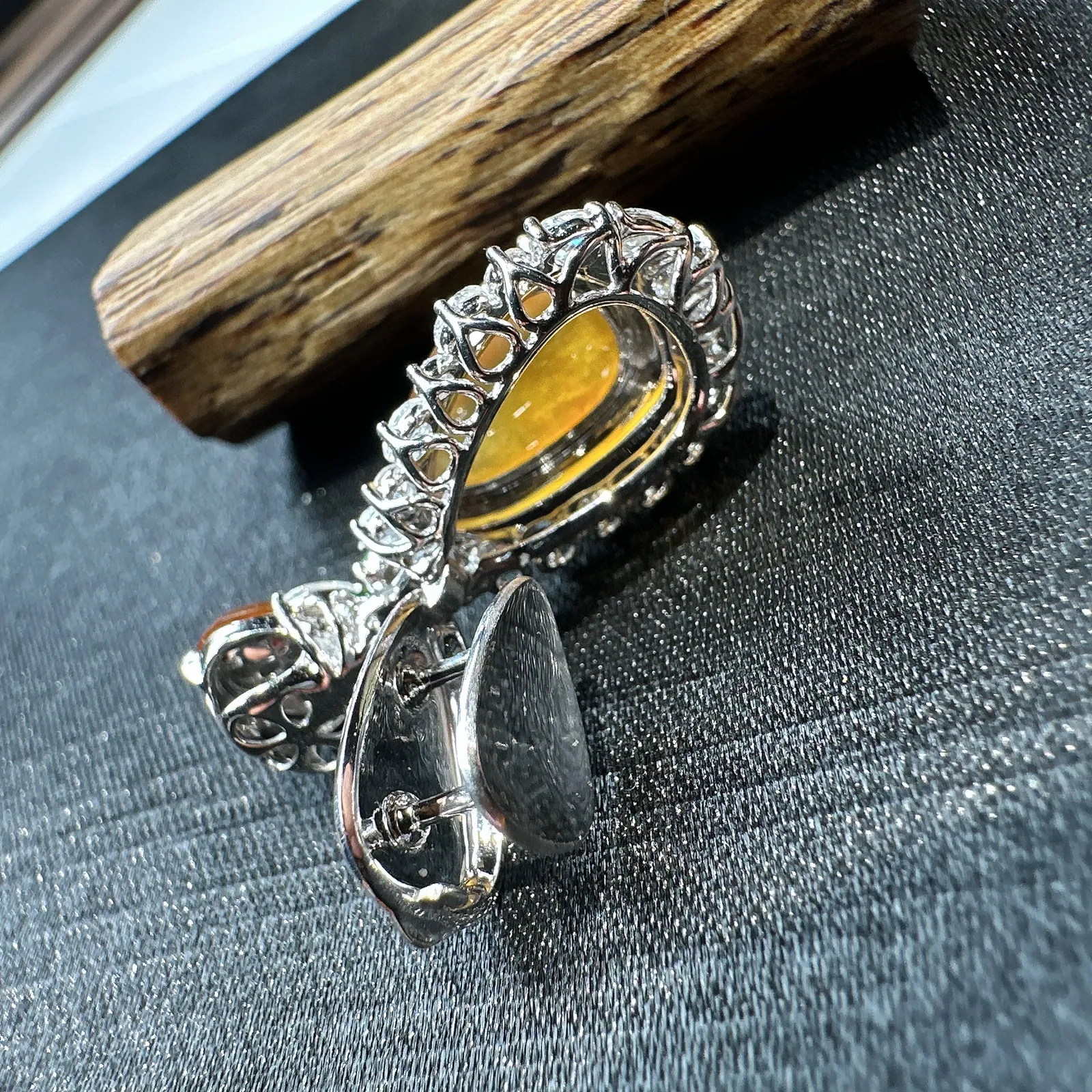 【冰种黄翡水滴吊坠】质地细腻，冰润透亮，光泽出众，18k金钻镶嵌，裸石尺寸12.4*8.8*4.8毫米。