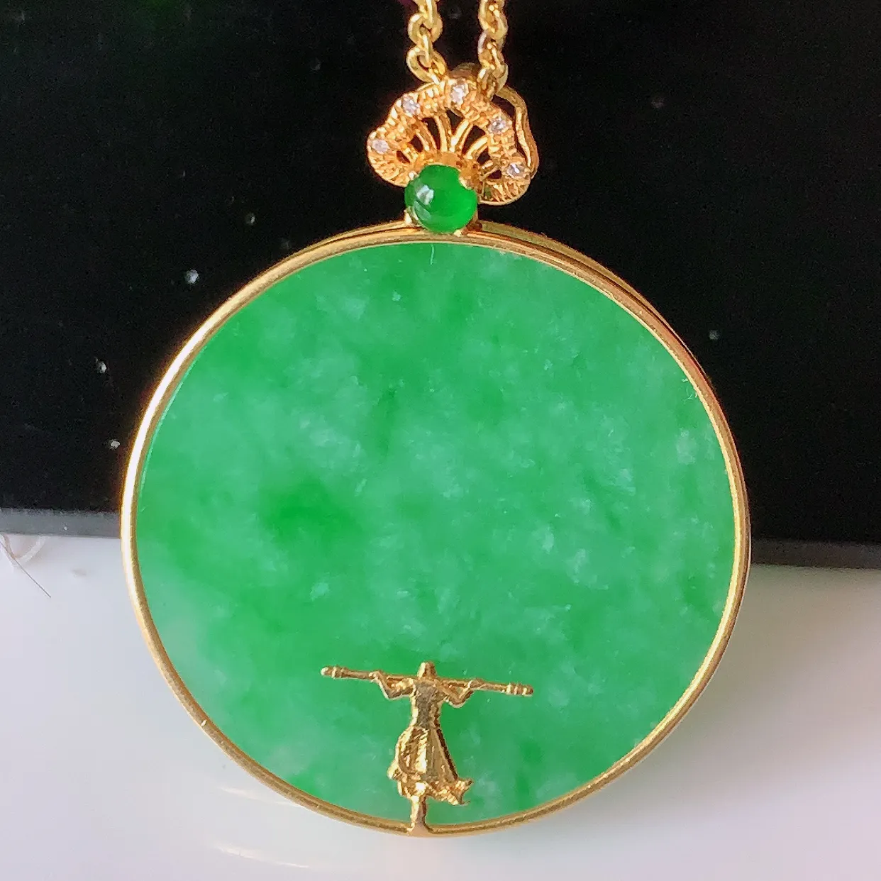 自然光实拍，18K金镶嵌满绿翡翠平安无事牌吊坠，平平安安，无事牌翠色灵动，佩戴平安时尚！#00.13