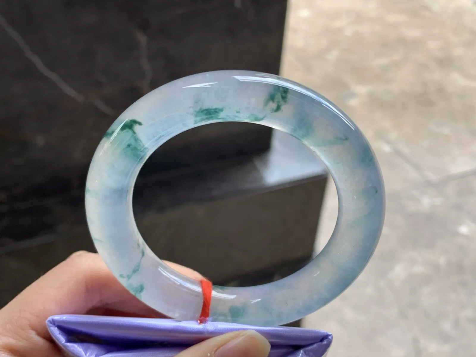 56-12.5

高冰蓝花圆条手镯 冰透 飘花浓郁