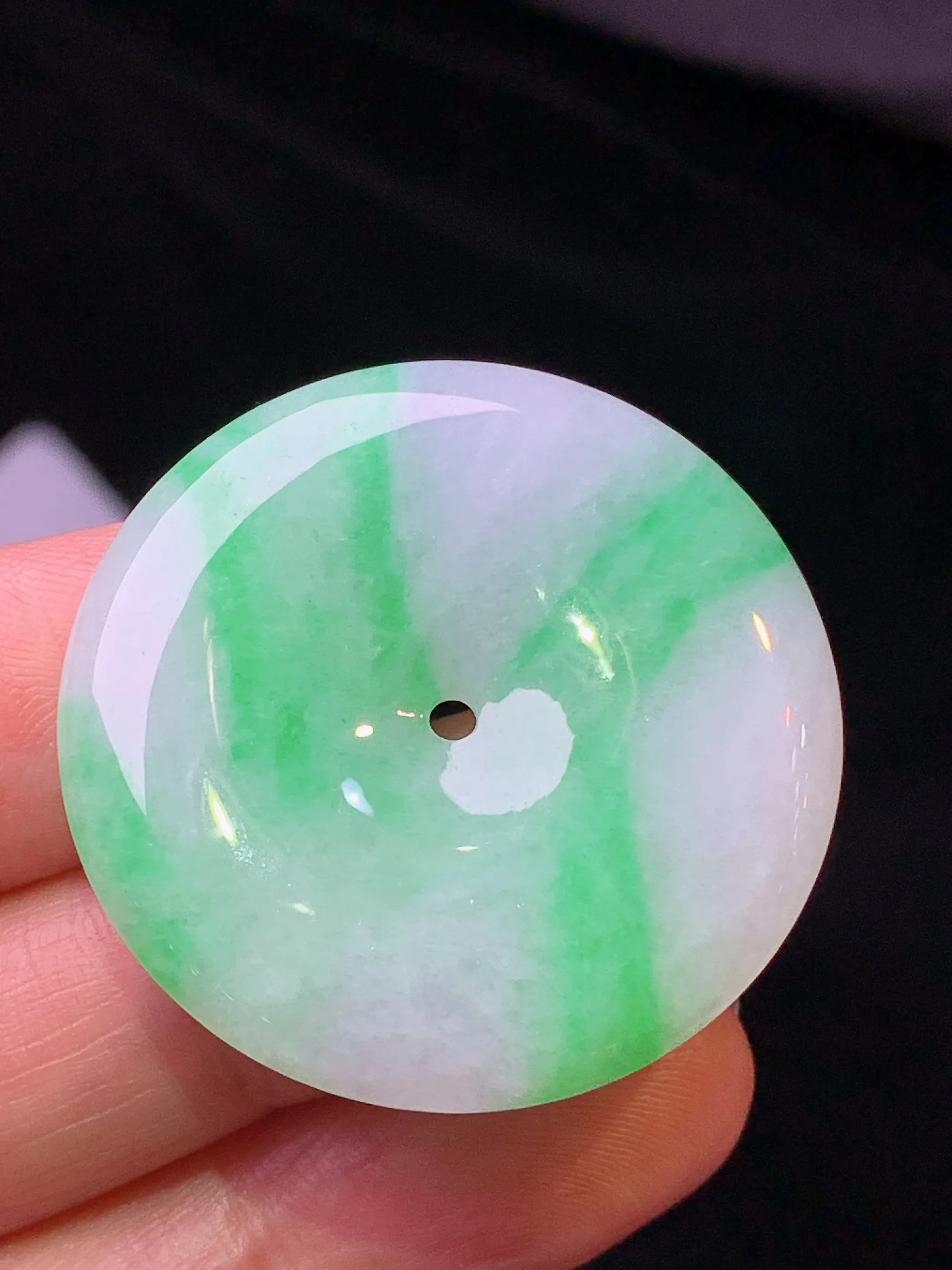 飘绿平安扣吊坠 玉质细腻 色泽艳丽清新 整体尺寸33*5