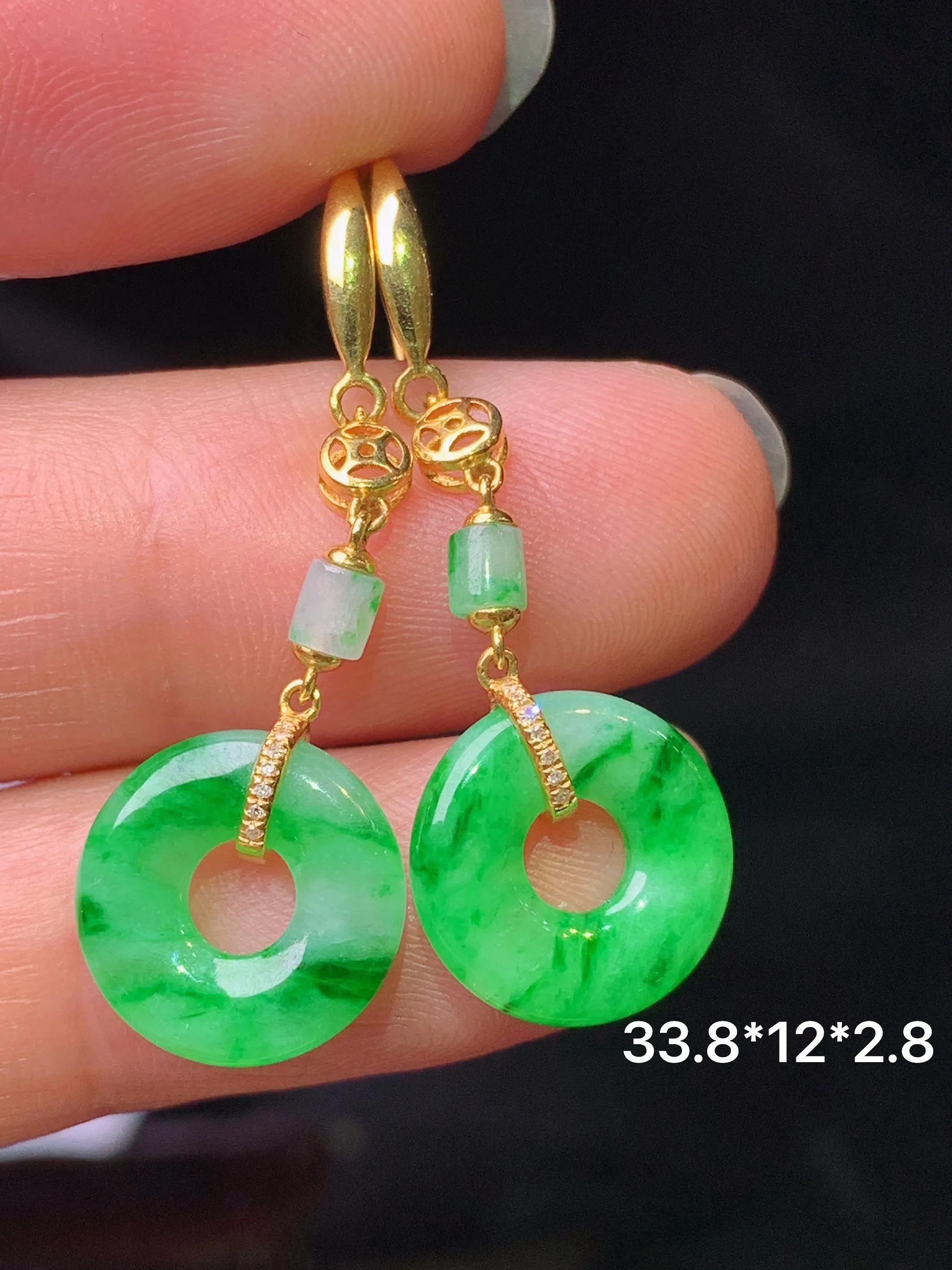 18k金钻镶嵌翠绿平安环耳坠 玉质细腻 色泽艳丽清新 整体尺寸33.8*12*2.8