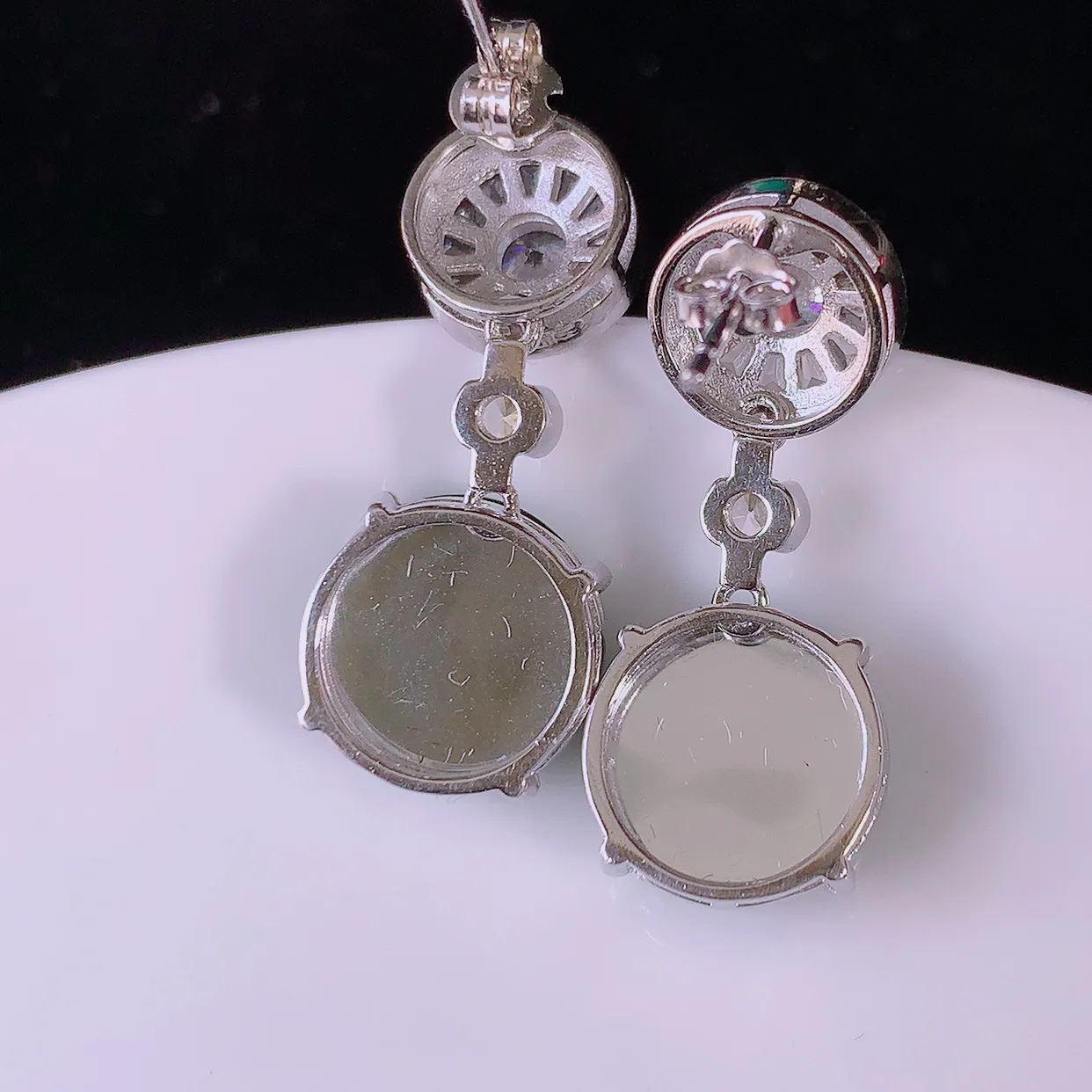 冰透满绿翡翠925银镶嵌平安扣耳坠，自然光实拍，翠色灵动，颜色漂亮，种老水足，品相佳，佩戴佳品！#97.13整体27.5-11.6*5.2裸石11.6-11.6