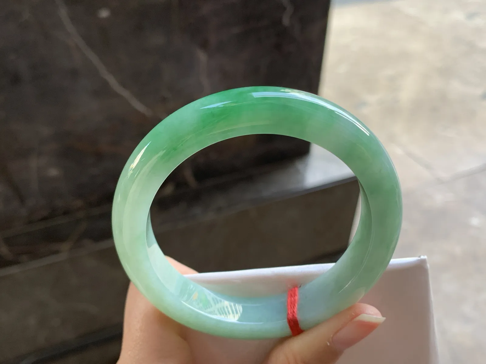 58-12.4-9.3

绿色手镯^_^鲜艳 玉质温润 底妆细腻