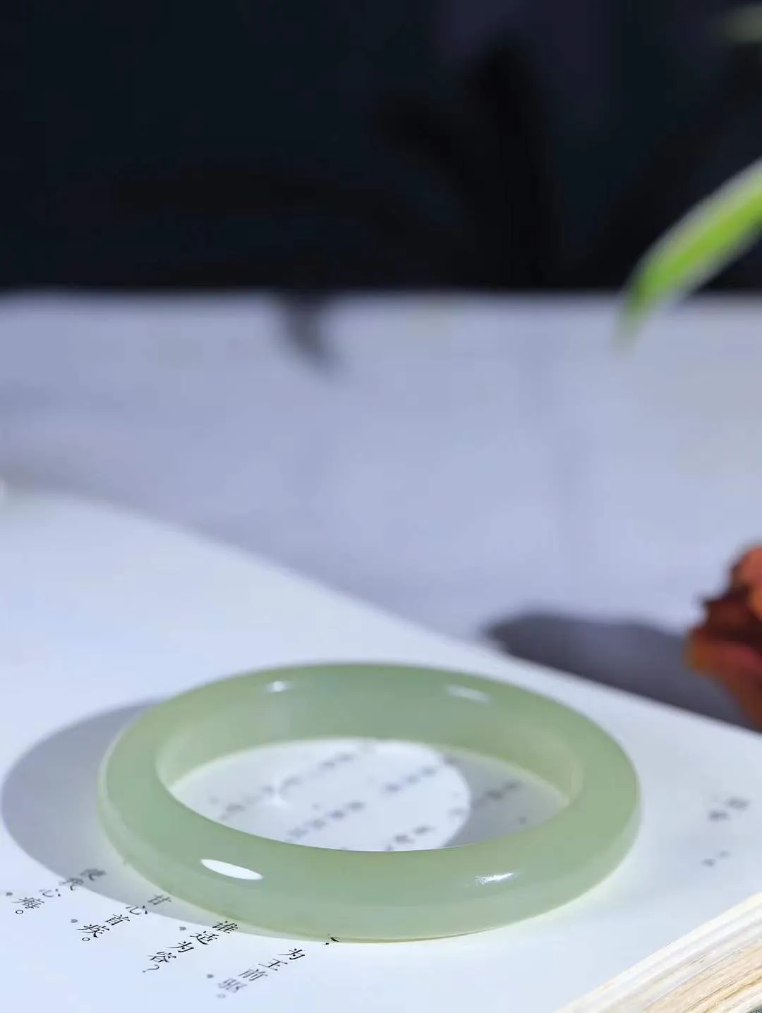 【温润于心.手镯】

精品️和田玉晴水手镯，如晴水般清澈，似晴空般纯净。每一缕纹理都诉说着大自然的