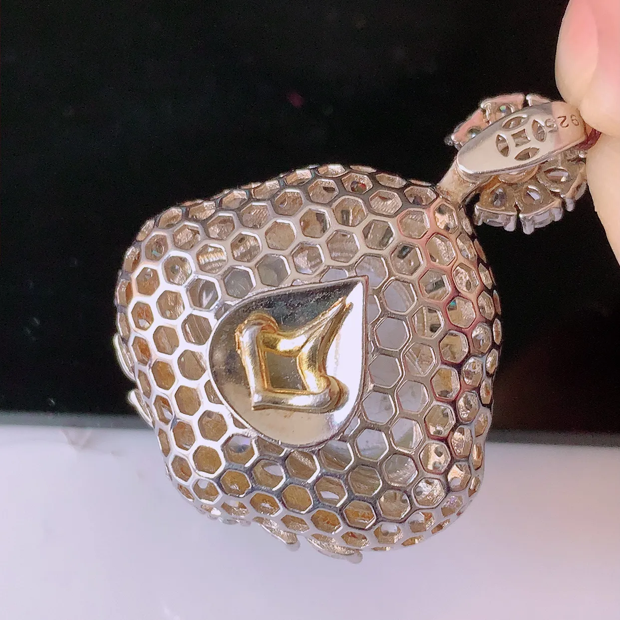 冰透满绿翡翠925银镶嵌佛公吊坠，自然光实拍，翠色灵动，颜色漂亮，种老水足，品相佳，佩戴佳品！#97.13整体33.8*26.8*12.8/裸石20*15.5