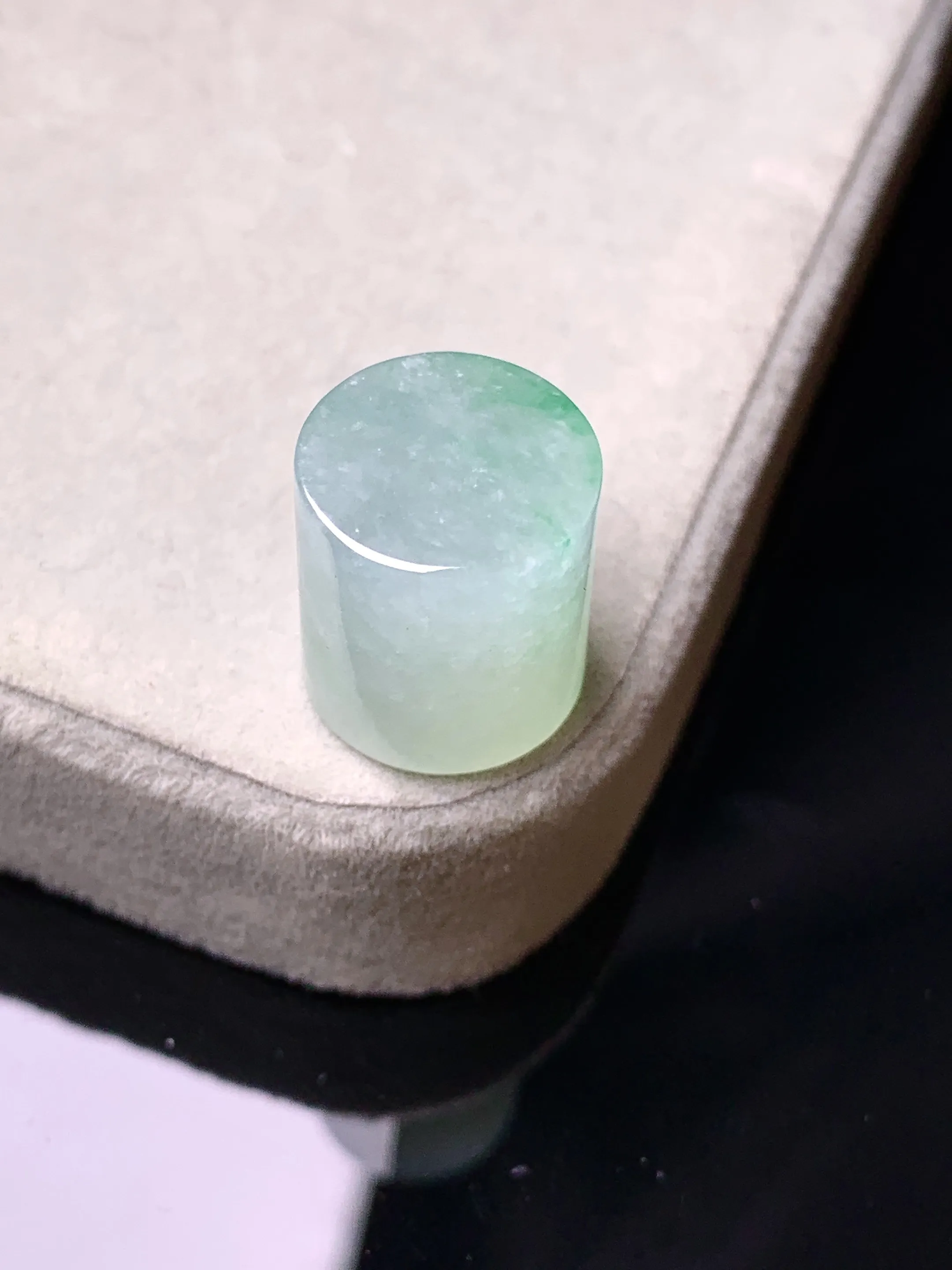 飘绿玉柱吊坠 玉质细腻 色泽艳丽清新 整体尺寸12.2*13